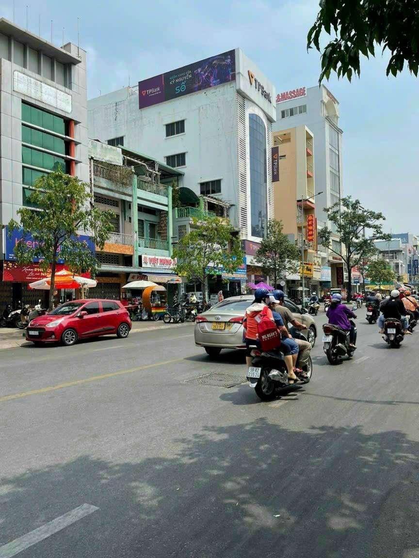 
GÓC 2 MẶT TIỀN TRẦN HƯNG ĐẠO QUẬN 5.
                Vị trí siêu đẹp - Đoạn 2 Chiều 