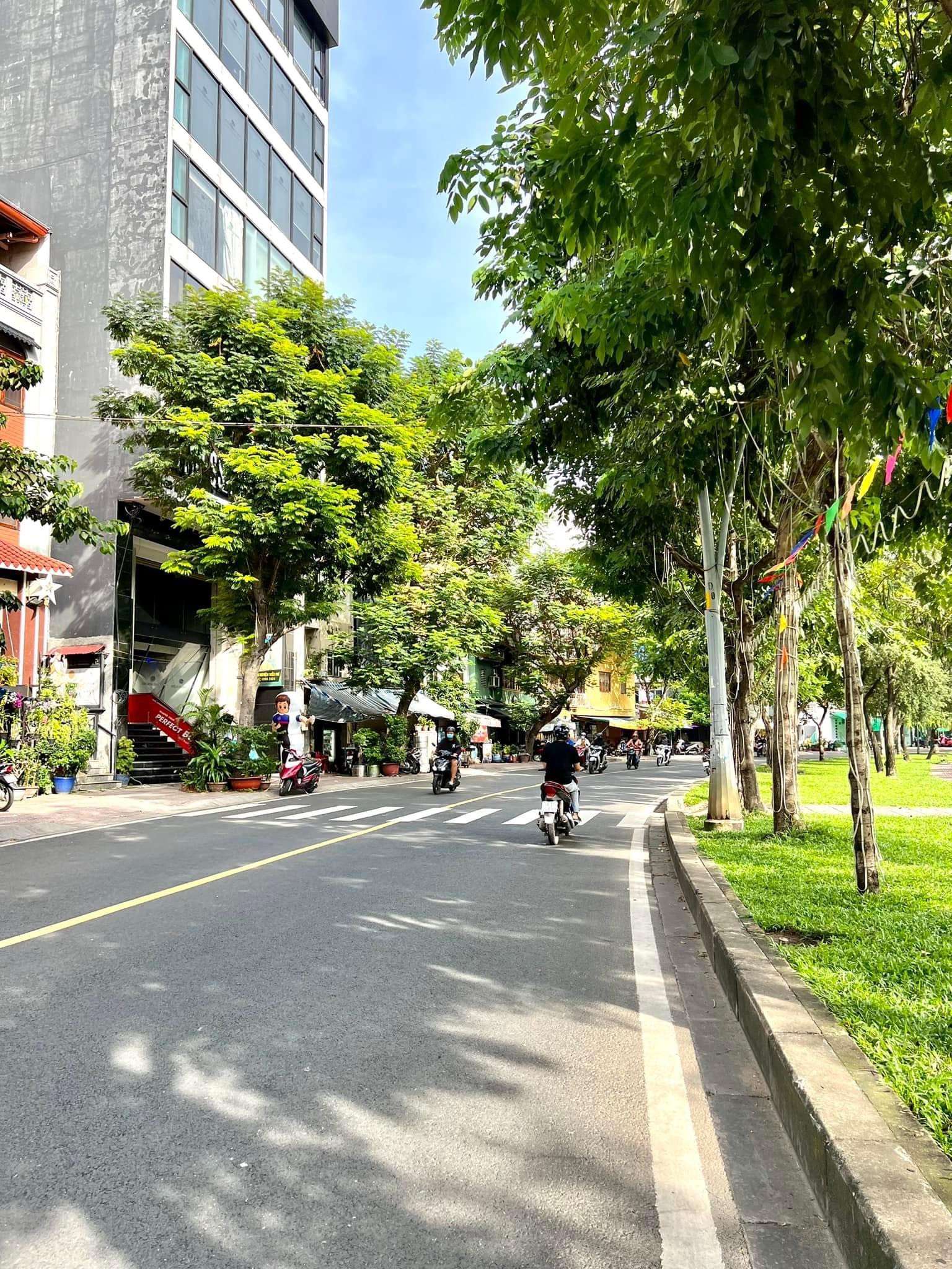 DT : 4.55m x 12.3m. Kết cấu : 5 Tầng.
- Đang cho thuê thu nhập tren 600 Triệu/nam