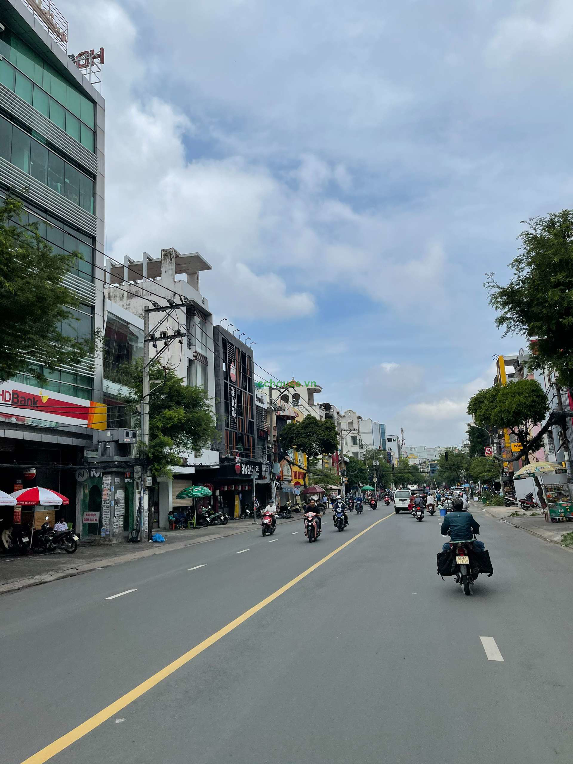 Cho thuê nhà NCMT Nguyễn Gia Trí (D2), P25, Bình Thạnh. DT 4x20m, 5 tầng