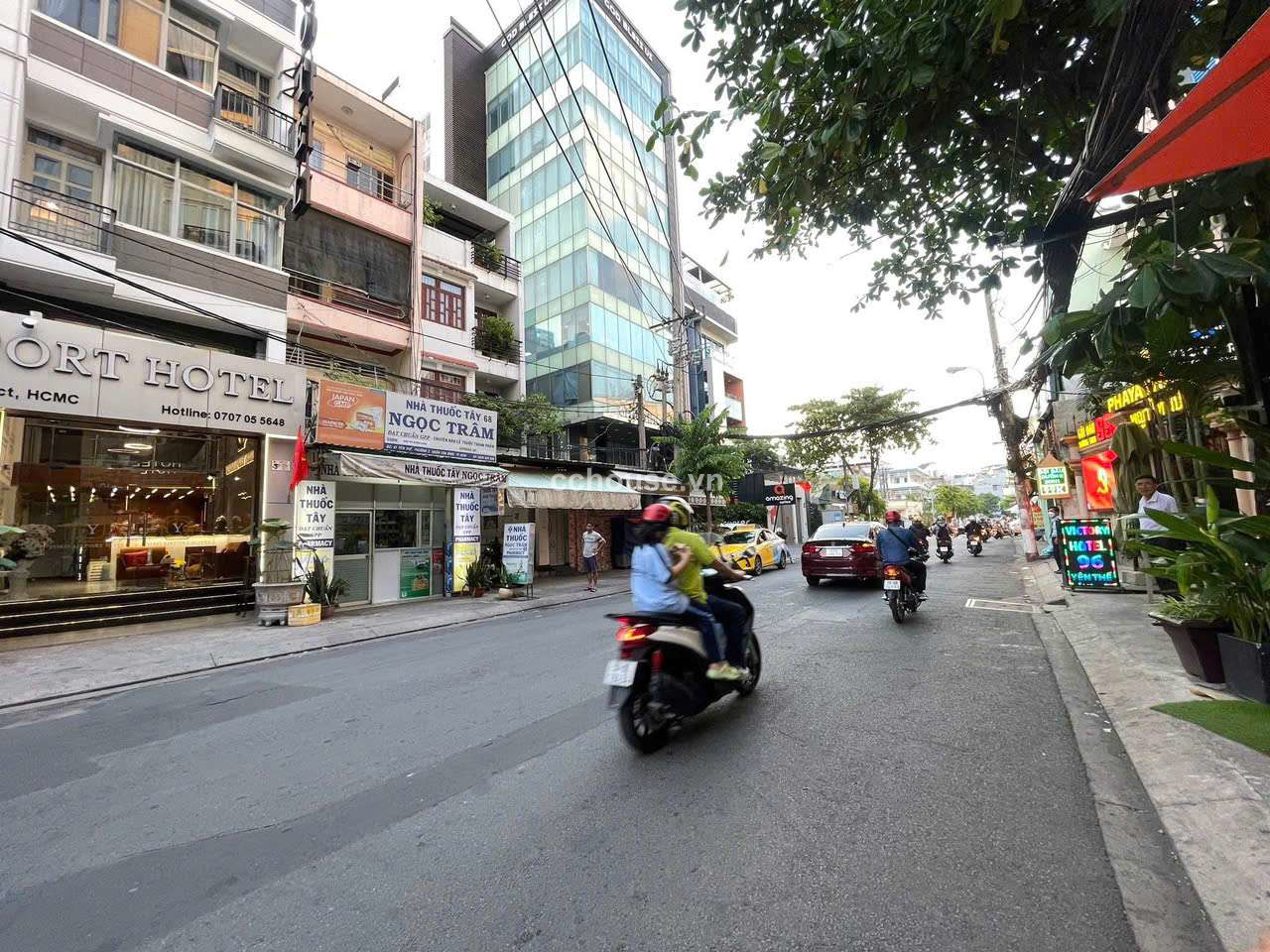 Khách Sạn Cao Cấp ngay Cửa Ngõ Sân Bay Tân Sơn Nhất 6 tầng thang máy hđt 125 triệu