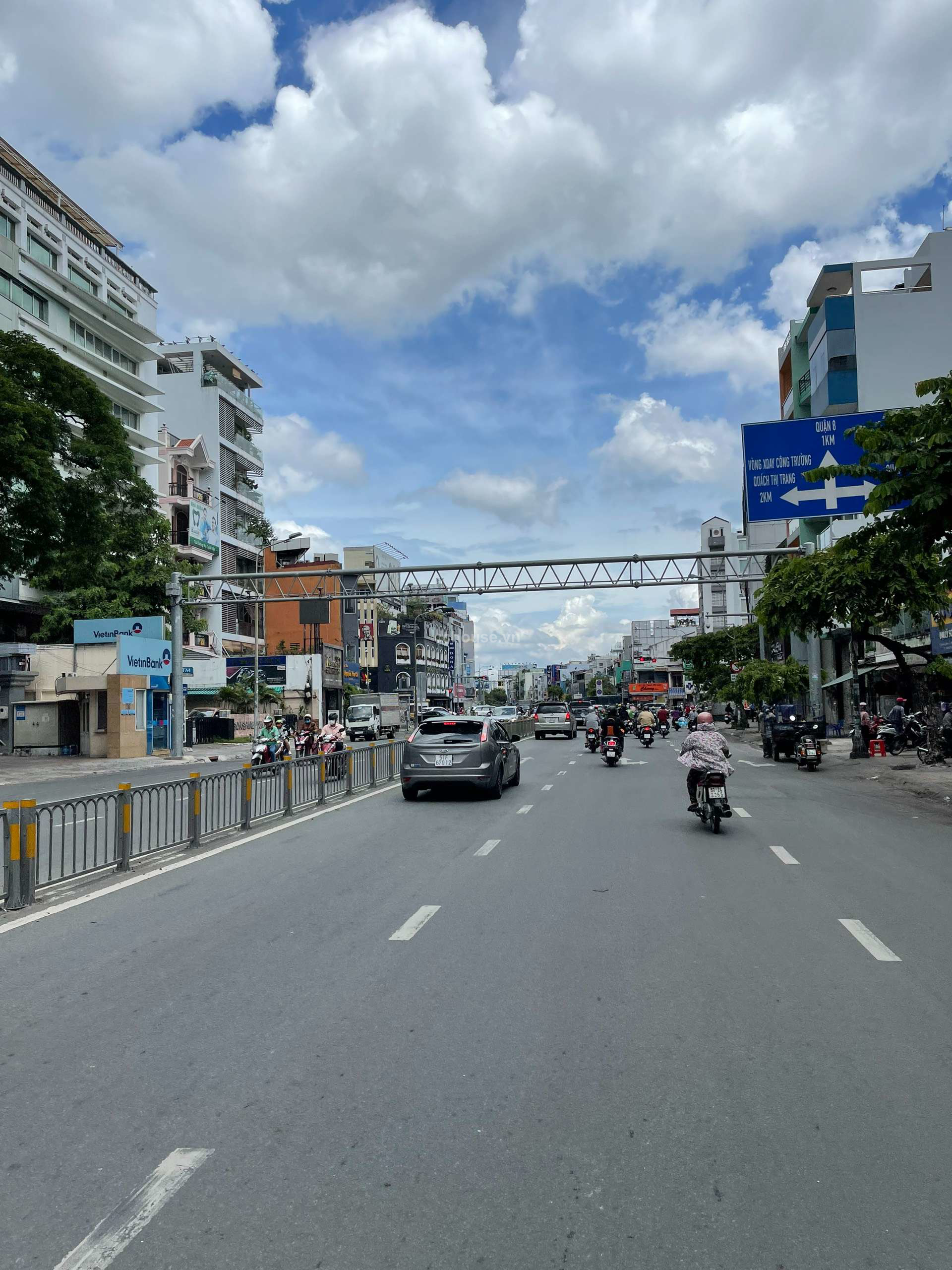 Cho thuê nhà MT Nguyễn Văn Cừ, Quận 5. DT 8x20m, 3 tầng