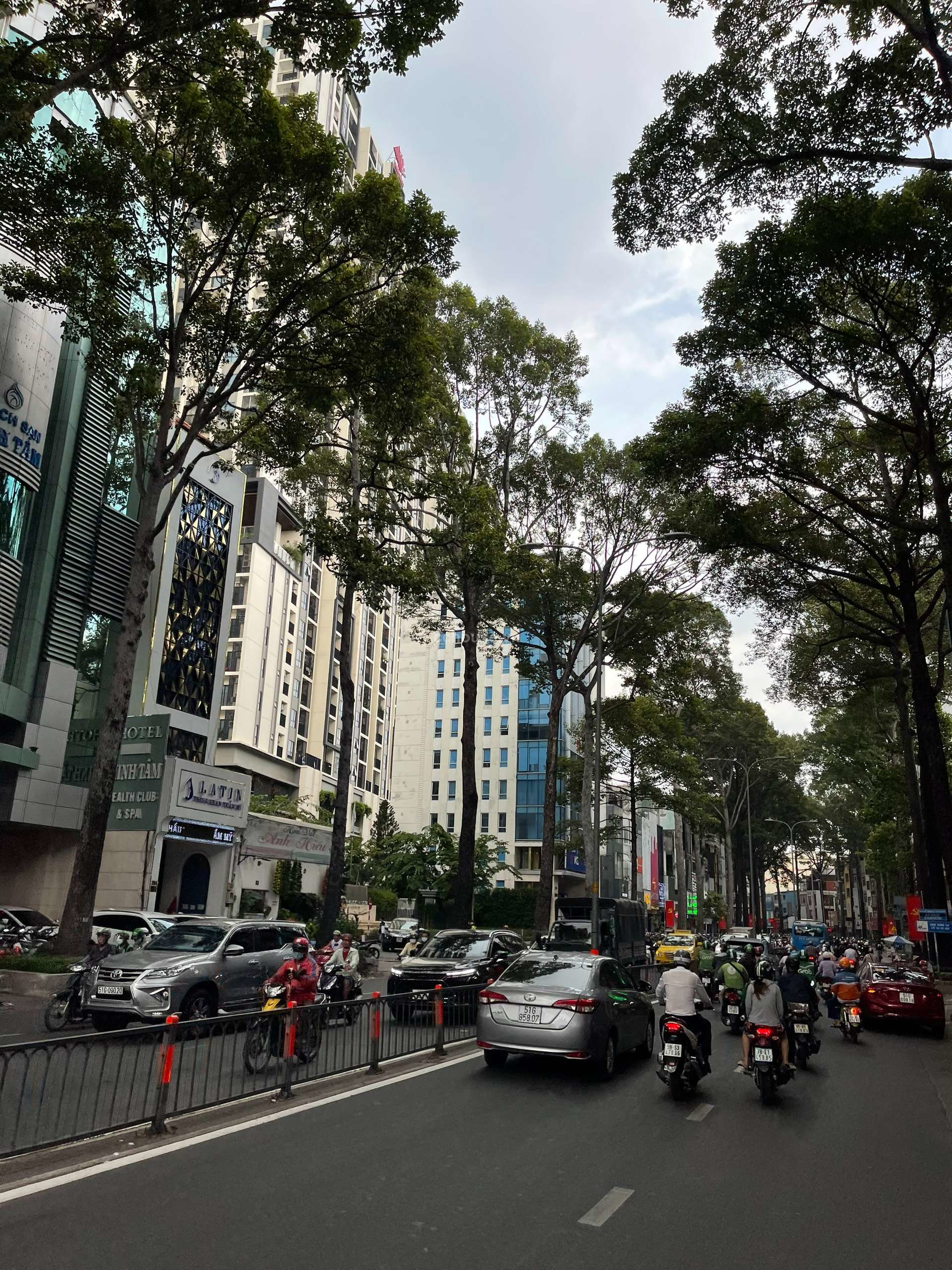 Cho thuê nhà MT đường 3 Tháng 2, P11, Q10. DT 4x11m, 4 tầng