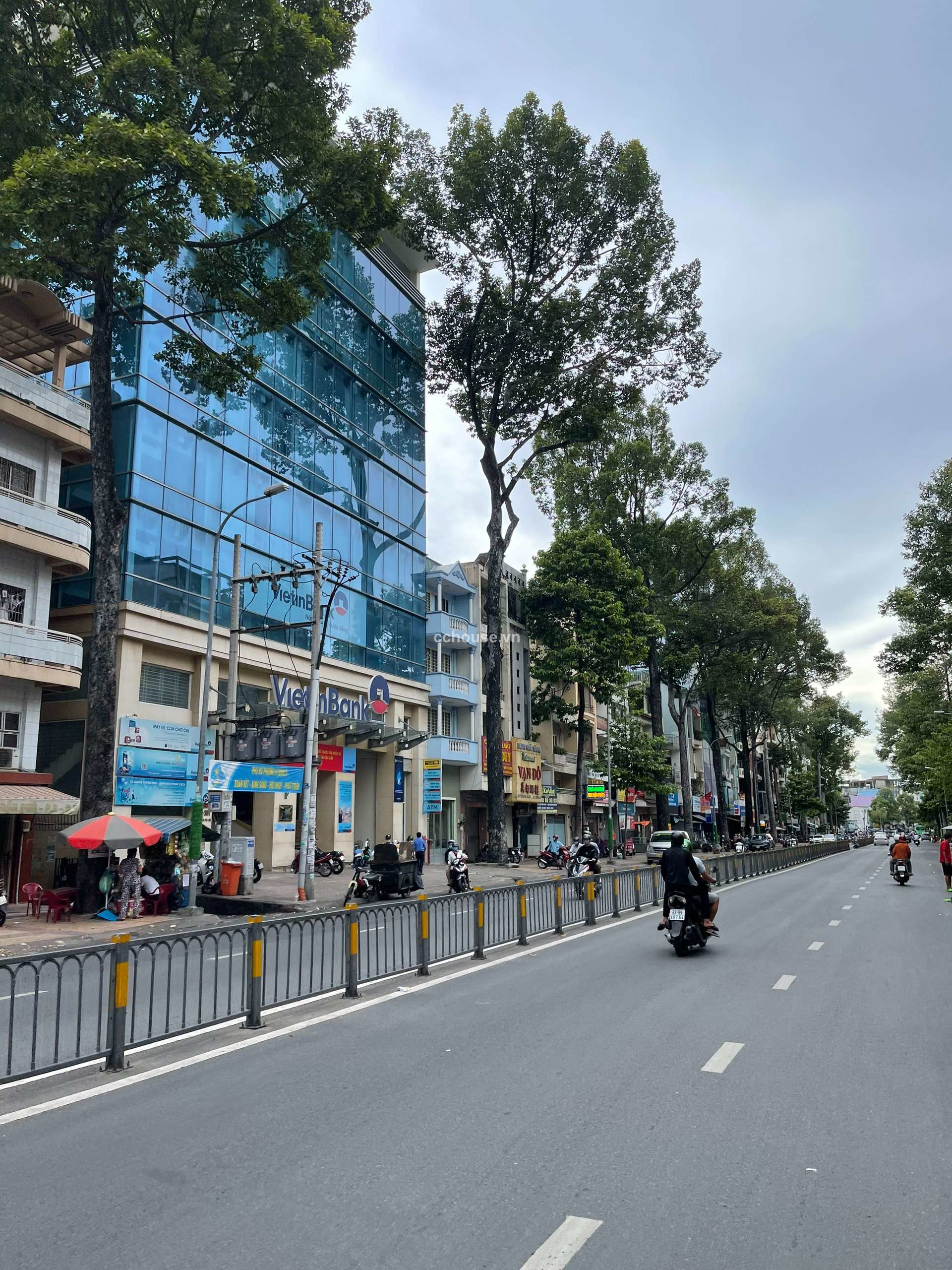 Cho thuê nhà MT Trần Phú, P7, Q5. DT 4x16m, 6 tầng