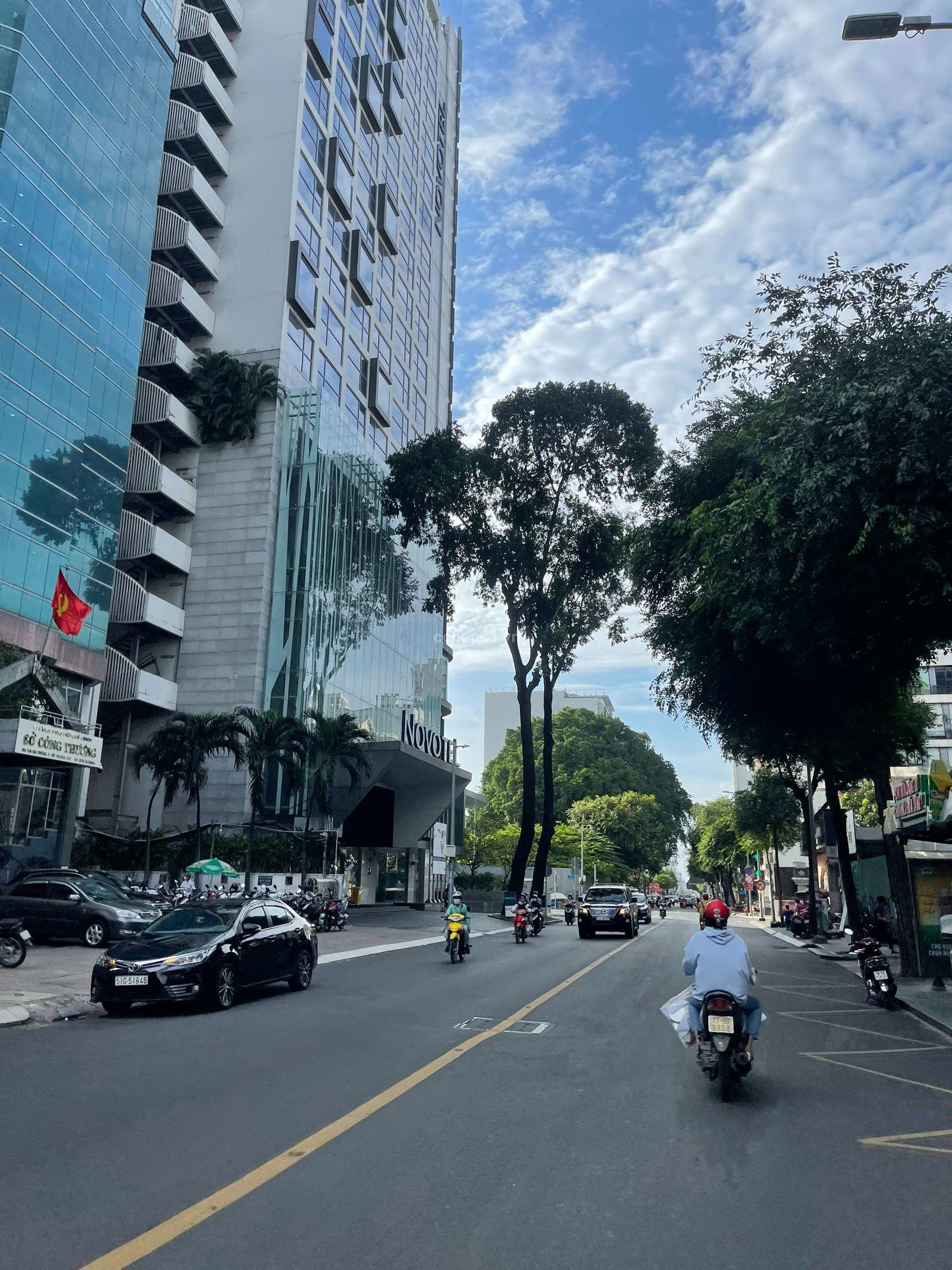 Cho thuê nhà căn góc MT Hai Bà Trưng, Quận 1. DT 12m x 14m