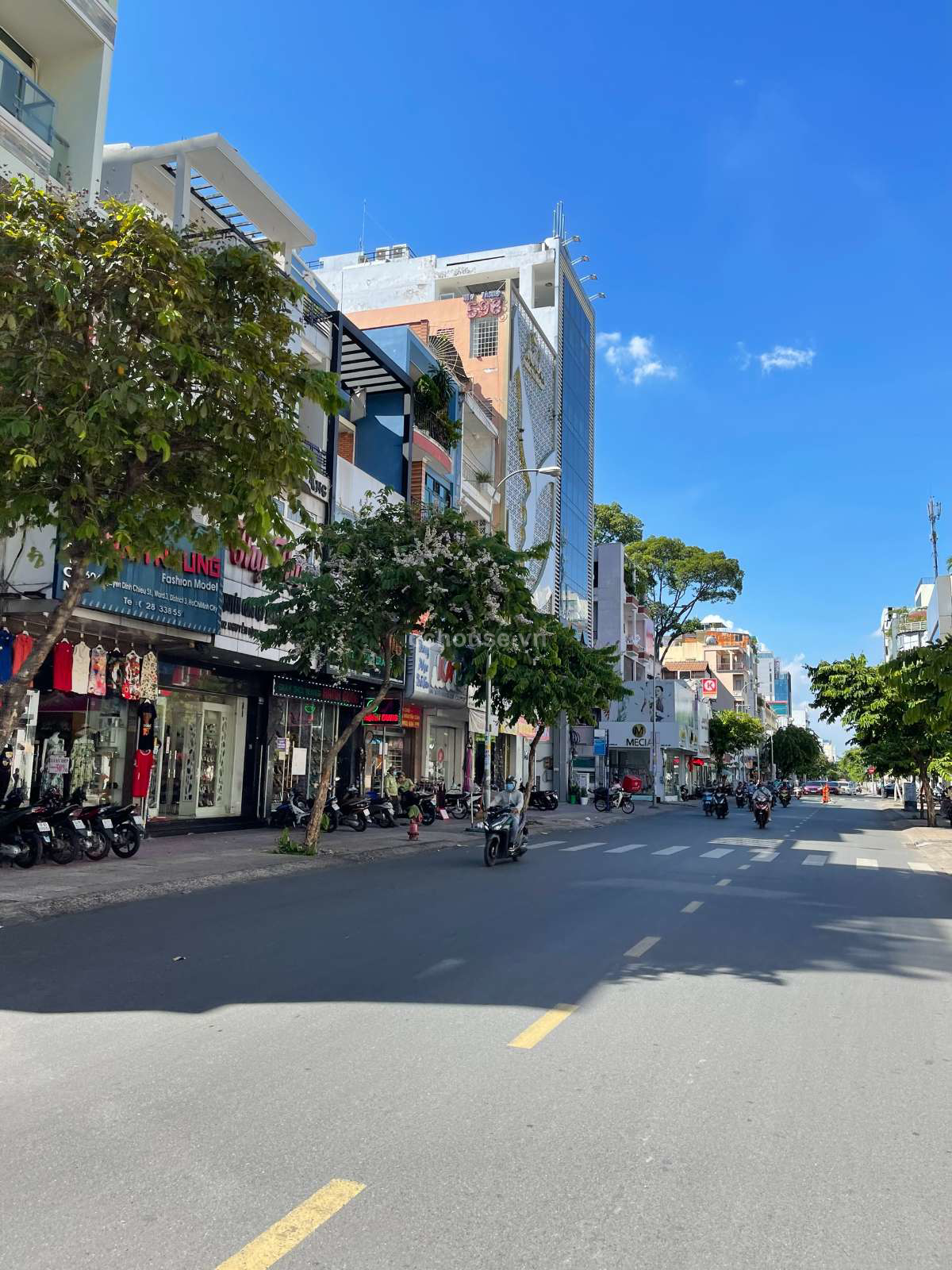 Cho thuê nhà MT Nguyễn Đình Chiểu, P.Bàn Cờ. DT 9x15m NH, 3 tầng