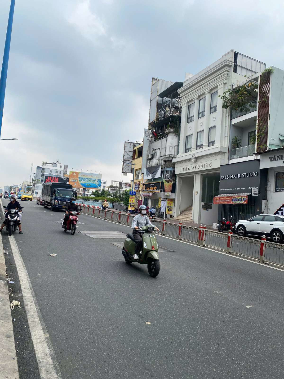 Bán Nhà Mặt Tiền 17-19 Phan Đình Phùng, Phường 17, Quận Phú Nhuận. Kết cấu: Hầm, 3 tầng, sân thượng