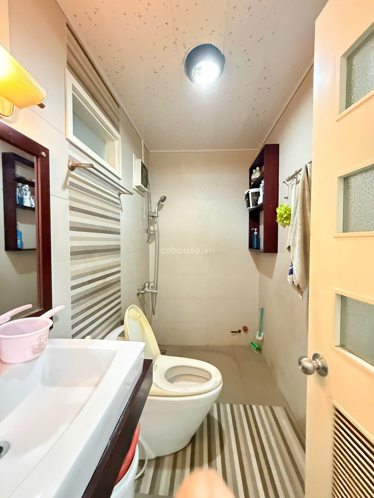 NHÀ HẺM ĐƯỜNG TÔ HIẾN THÀNH QUẬN 10, DT: 94.5M2 (10X12), KC: TRỆT, 4 LẦU, HĐT: 30 TRIỆU/T,GIÁ: 26 TỶ