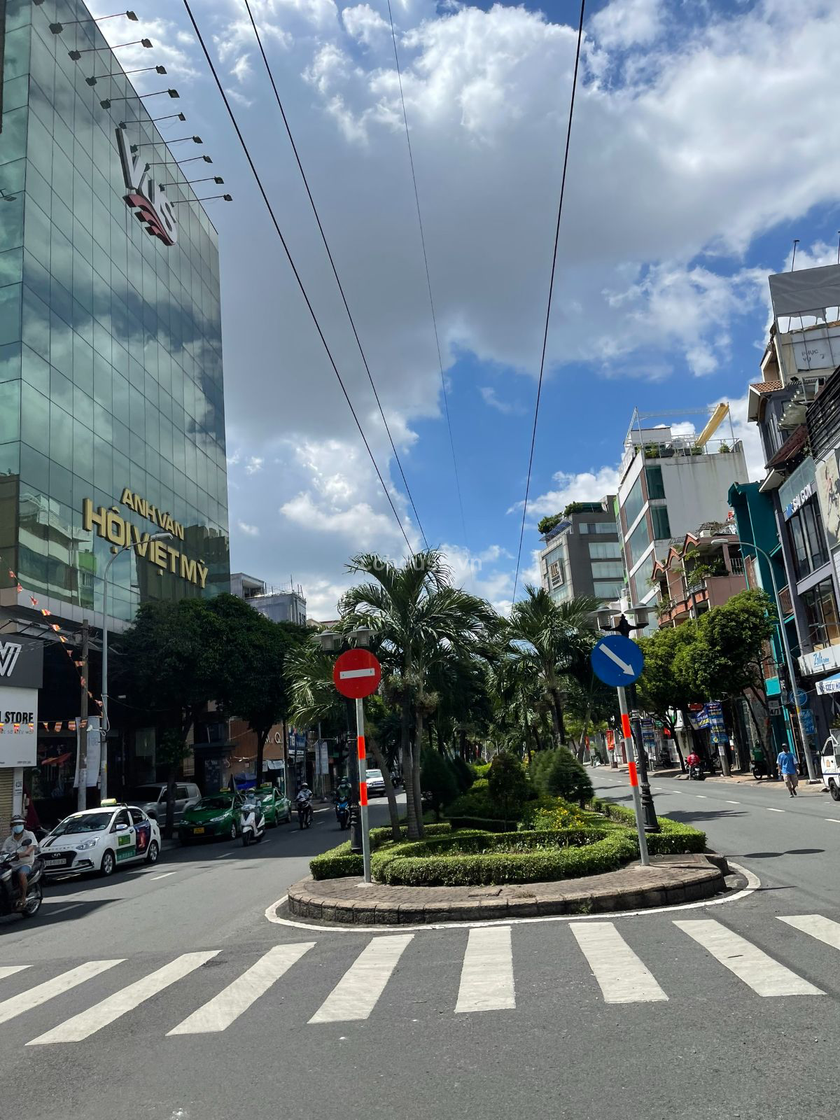 Tòa nhà 3MT Phan Xích Long, P.Cầu Kiệu. DT 17x7m, hầm 8 tầng