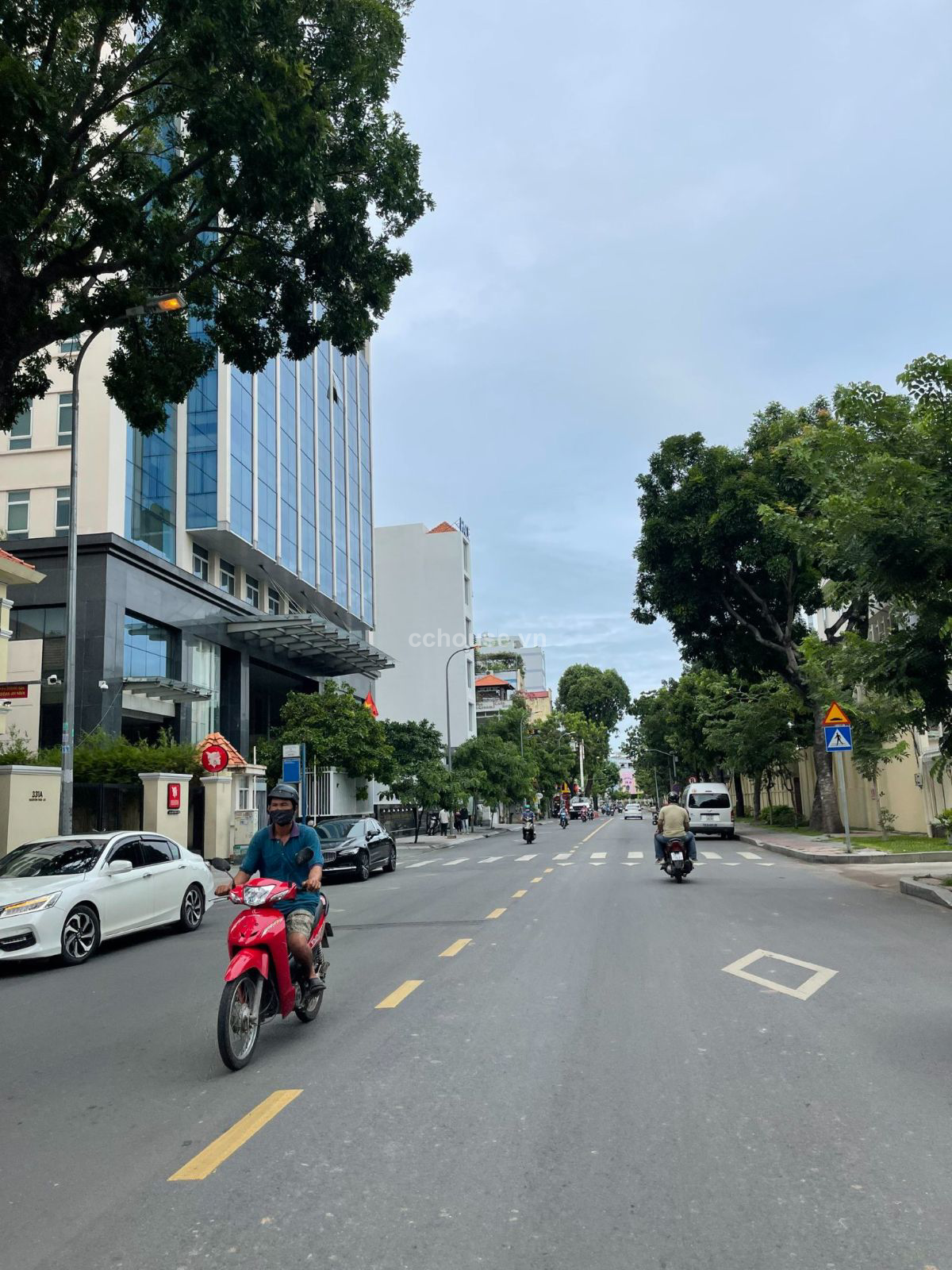 Cho thuê nhà MT Nguyễn Trãi, P.Cầu Ông Lãnh. DT 4x32m, 5 tầng