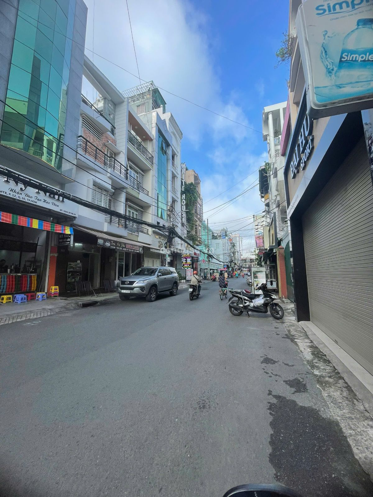 Hai mặt tiền kinh doanh ngang 10m ngay trung tâm Q10 
