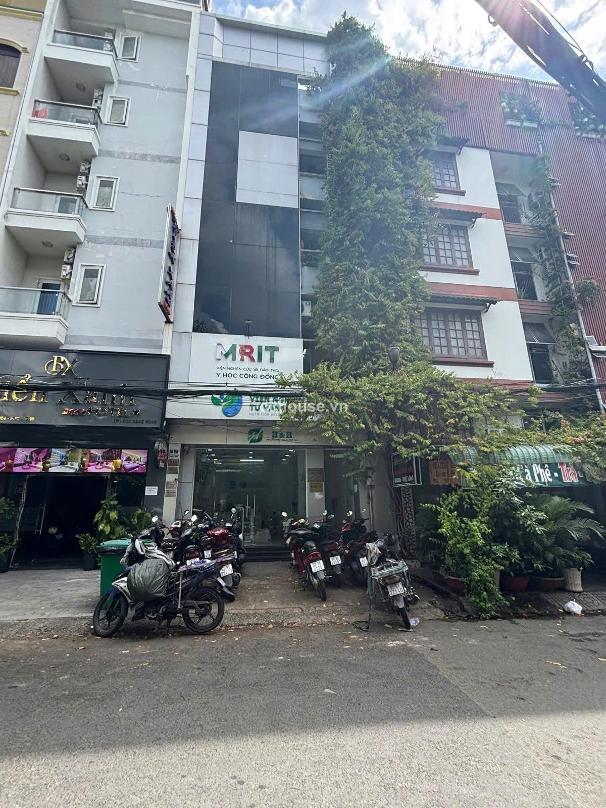 Mặt tiền trục Sư Vạn Hạnh, P12, Q10 ( Vạn hạnh Mall) ngang 5.8m x 17m
