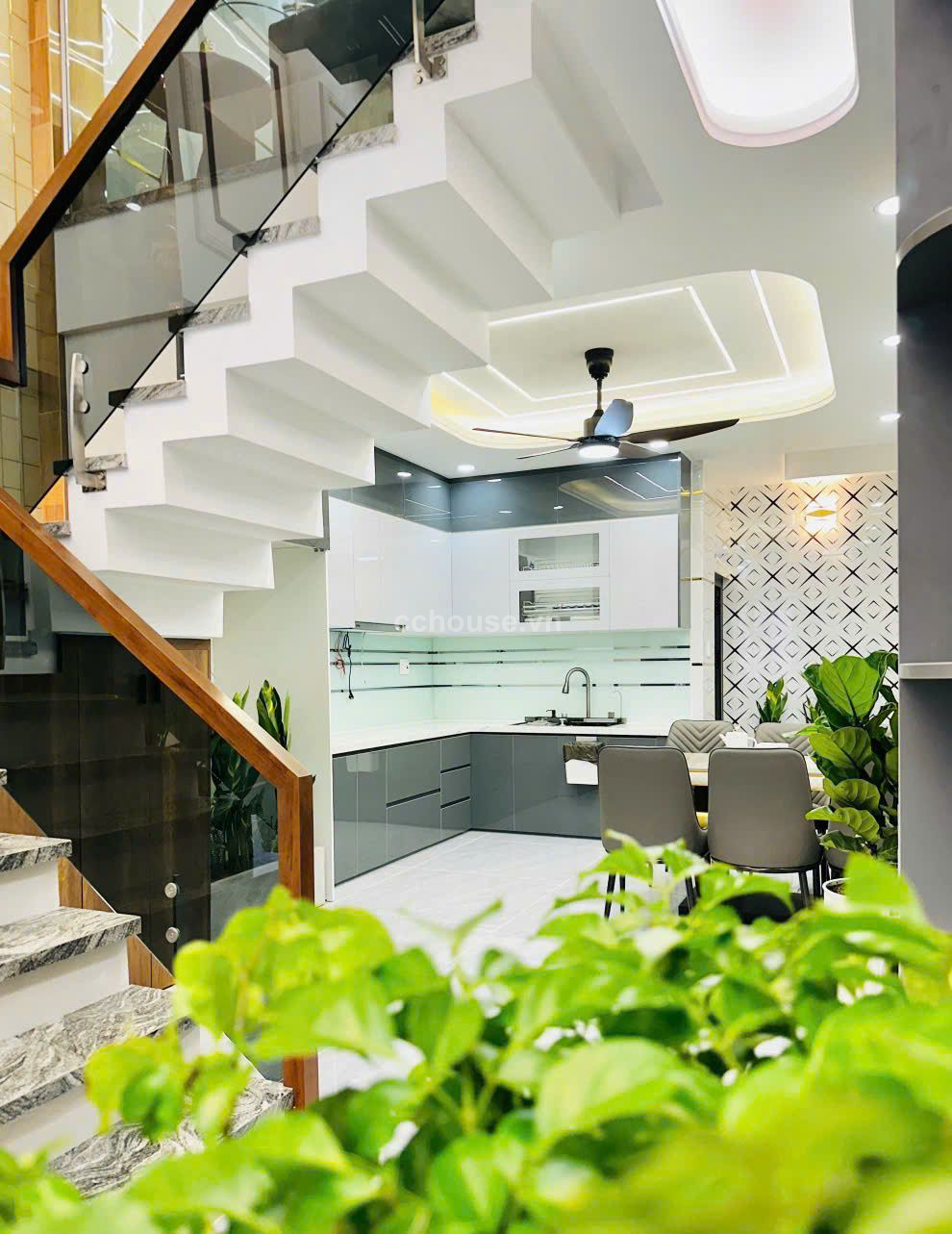NHÀ HẺM TÔ HIẾN THÀNH QUẬN 10, DT: 5 X 18.5M, KC: TRỆT 3 LẦU, HĐT: 40TR/TH, GIÁ: 17.2 TỶ

