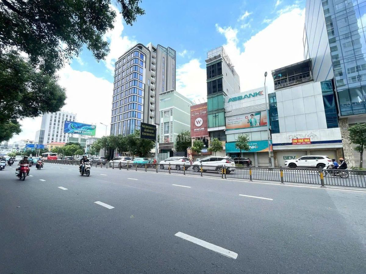 Mặt Tiền Nguyễn Văn Trỗi, Q .Phú Nhuận
7,5x12,3m = 93,2m2
Kết cấu: Trệt 2 lầu cũ,
60 tỷ TL