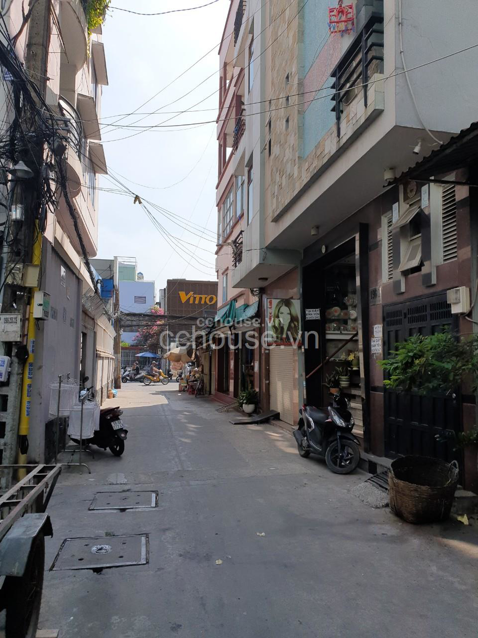 Hẻm xe tải gần Măt tiền Tô Hiến thành p15 .Q10 .Ngang 5.5m có hầm