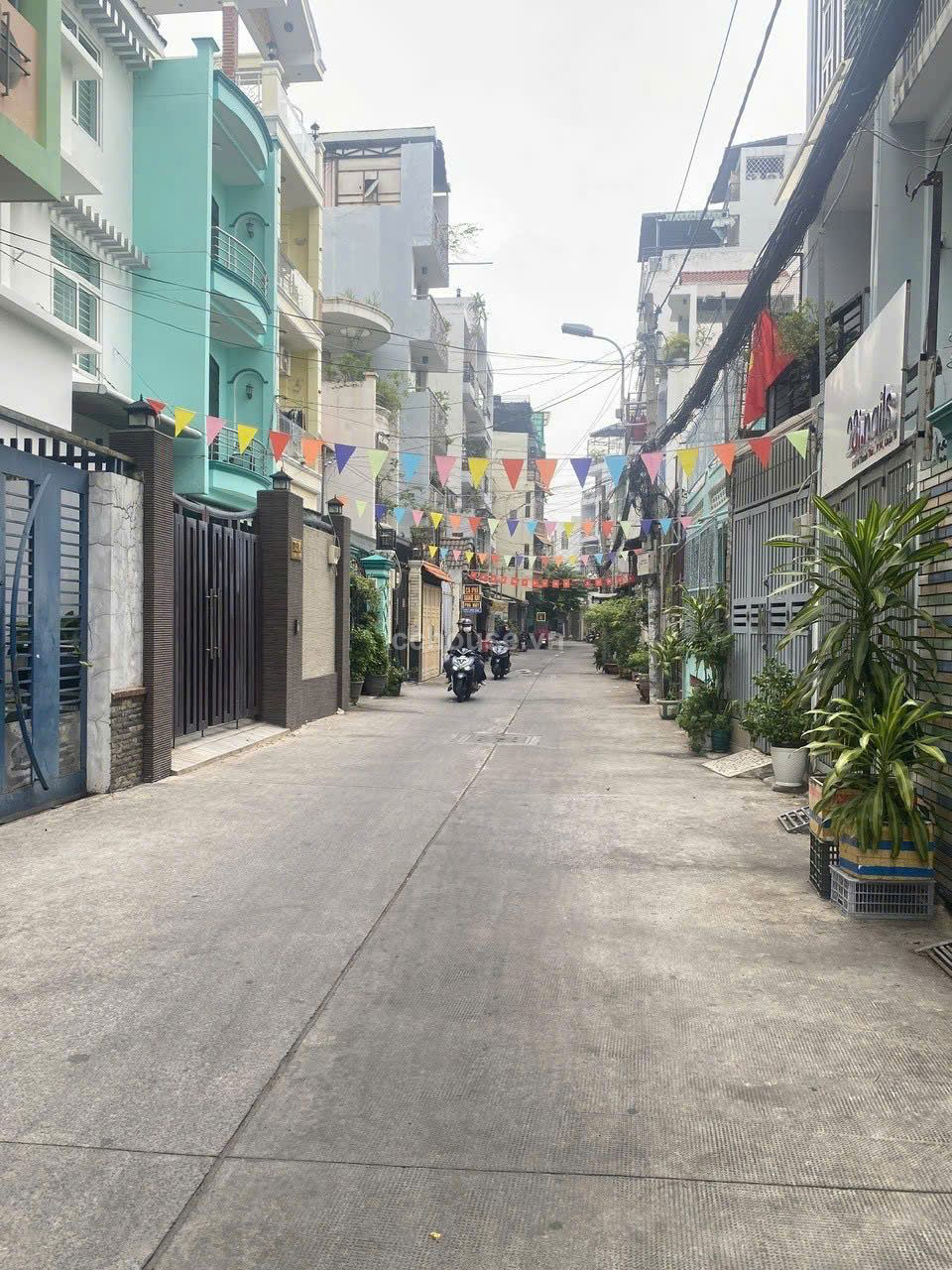 Hẻm xe hơi gần Mặt tiền . P.Tân Định . Q1