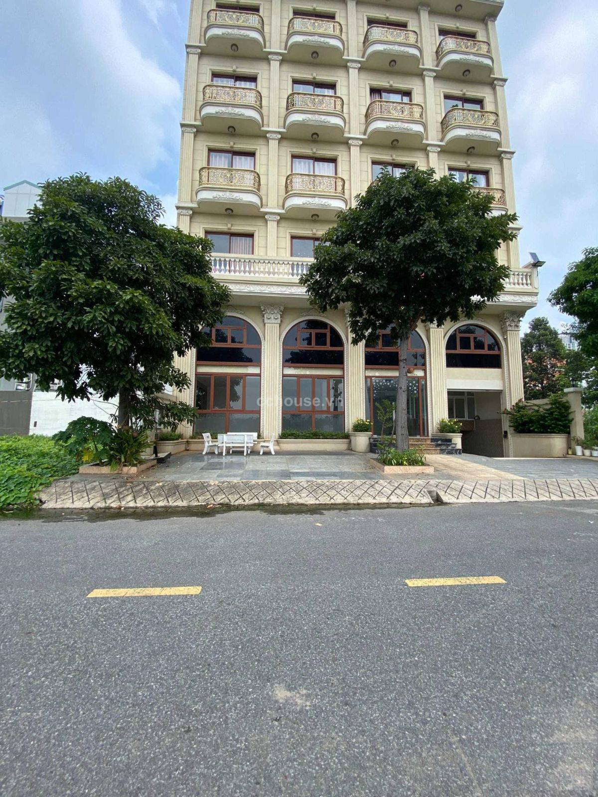 Tòa nhà MT Phan Bá Vành, P.Cát Lái. DT 16x18m, hầm 6 tầng ST