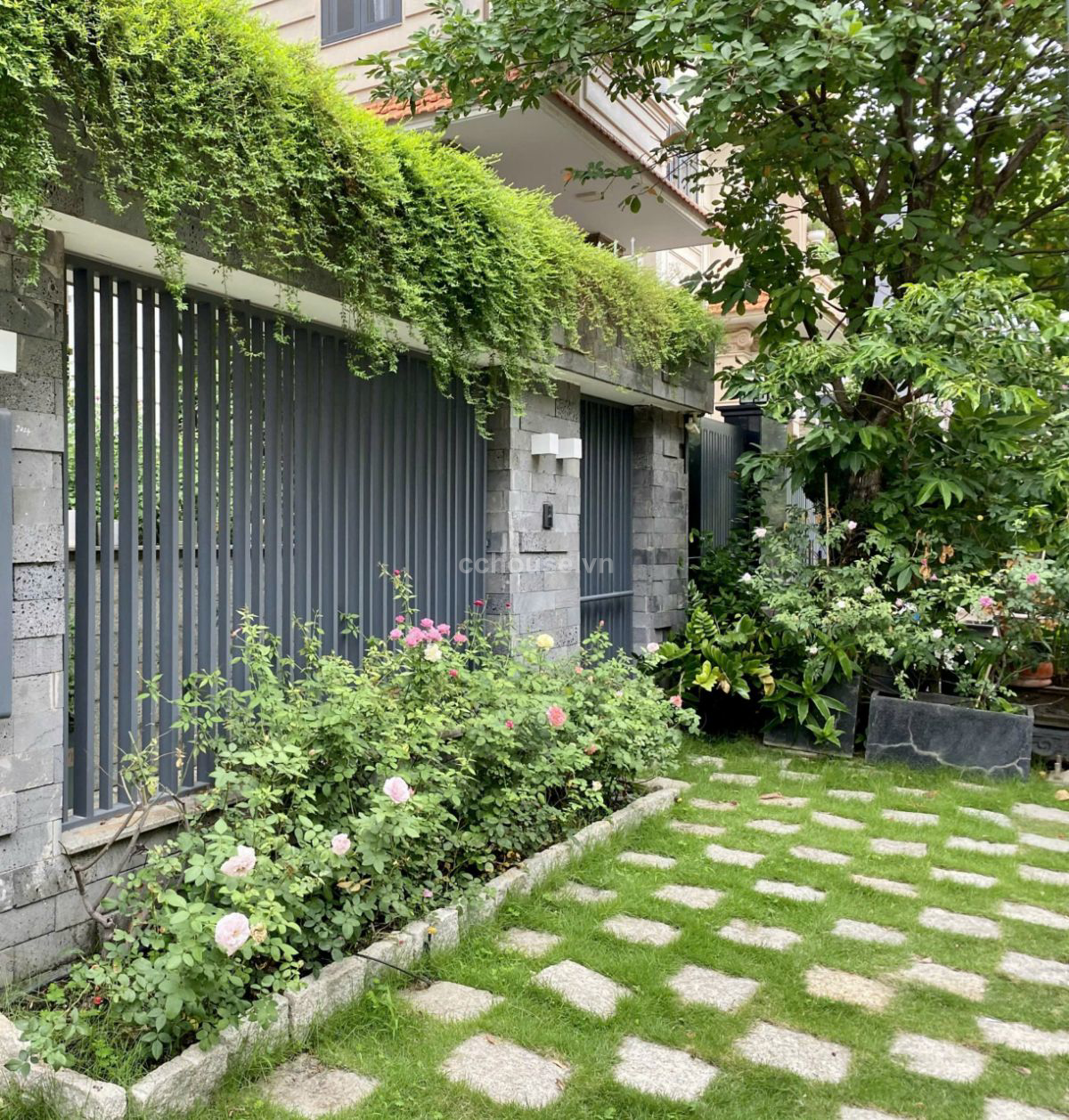 NHÀ MT TRẦN QUANG KHẢI QUẬN 1 DT: 7.2X18M, 131M2, KC: TRỆT 3 LẦU, HĐT: 125TR, GIÁ: 91 TỶ