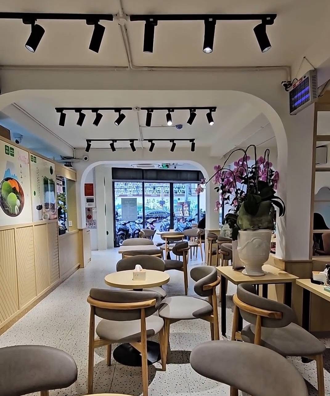 Mặt tiền 123 Cách Mạng Tháng 8 ( Sương Nguyệt Ánh ) Quận 1 , hợp đồng thuê 200 triệu /1 tháng