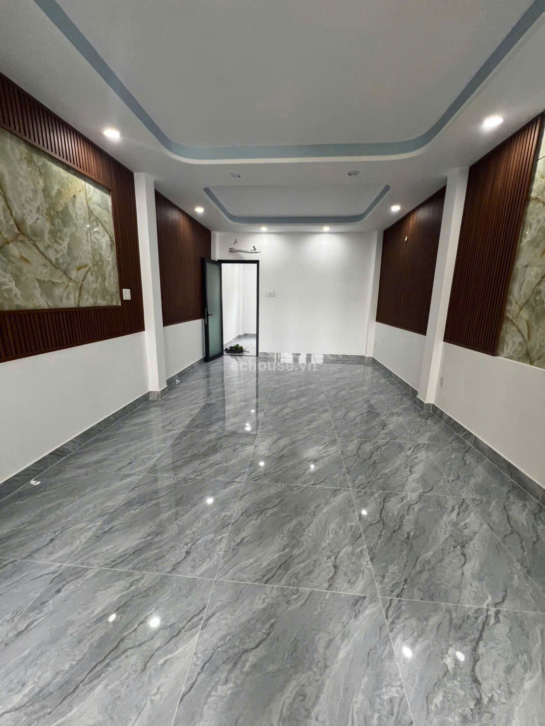 Mặt tiền 3/2 đối diện Hà Đô . Q.10