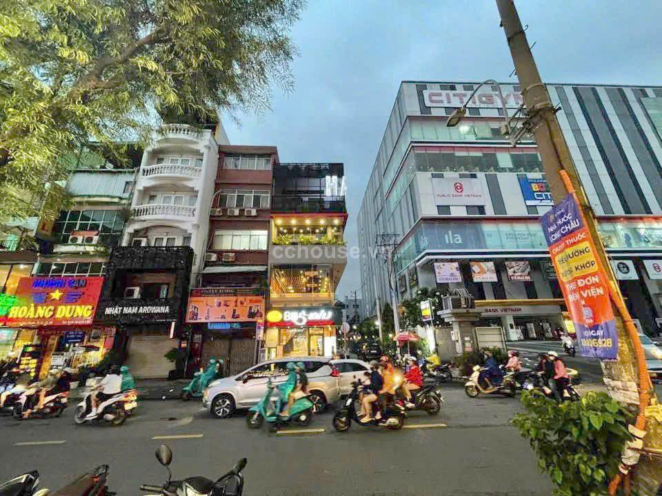 Ngay Vạn Hạnh Mall Mặt Tiền Sư Vạn Hạnh P12 .Q10 . Dt: 4.5 X16m