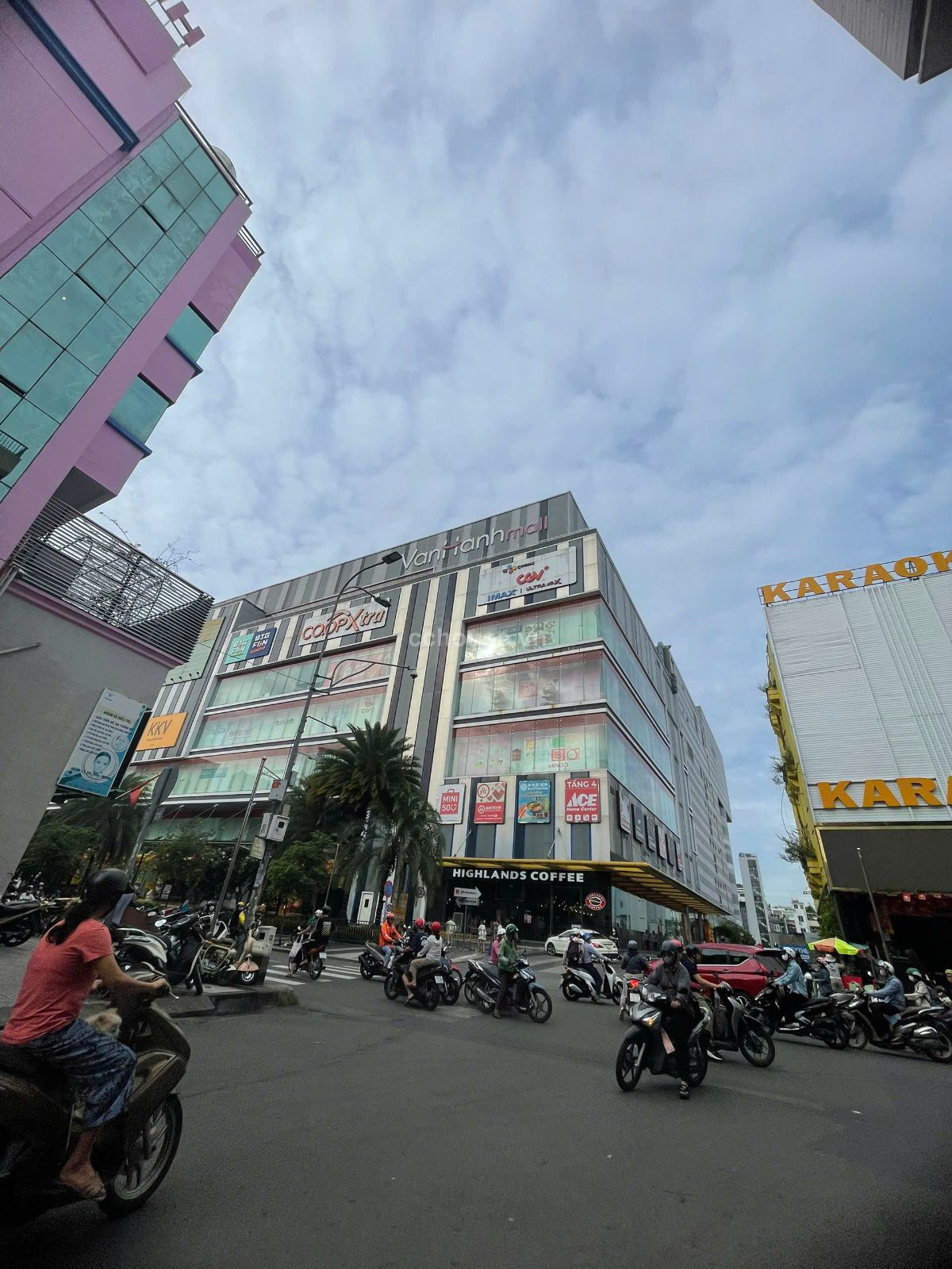 Ngay Vạn Hạnh Mall Mặt Tiền Sư Vạn Hạnh P12 .Q10 . Dt: 4.5 X16m