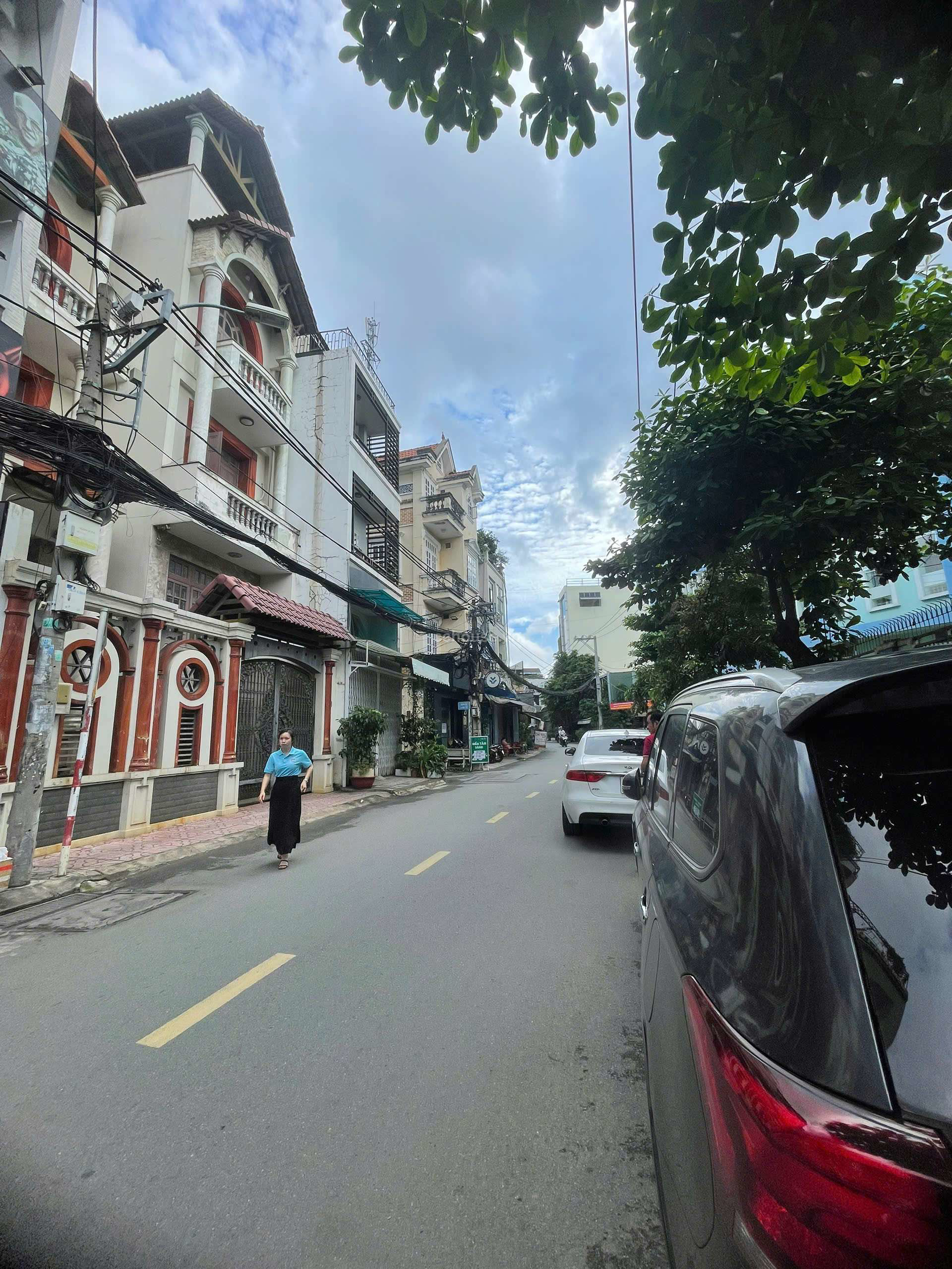 Toà nhà măt tiền 7 tầng ngay Lý Thường Kiệt .Dt: 6 X 23m . Có hầm . Thang máy 