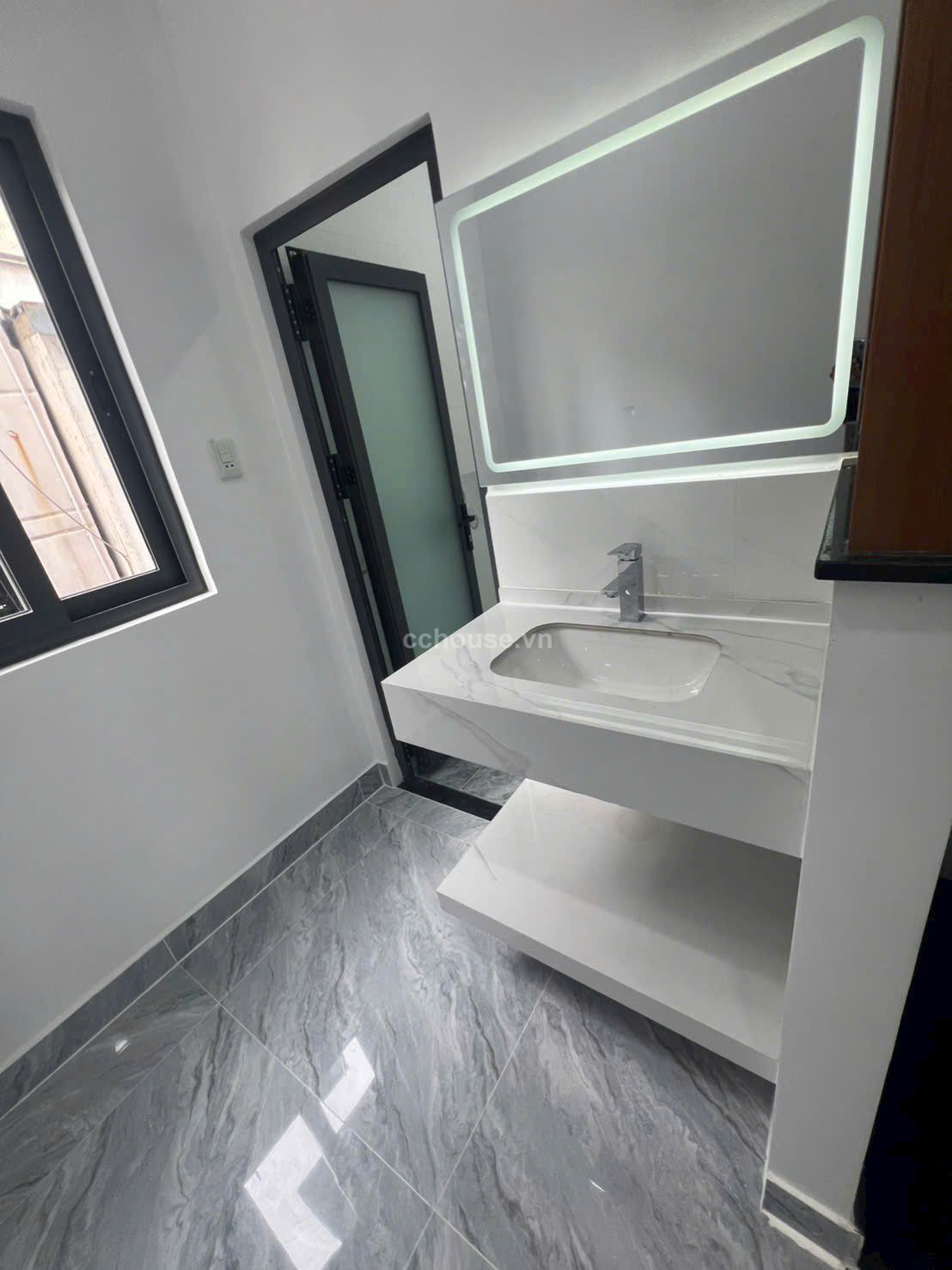 Mặt tiền 3/2 đối diện Hà Đô . Q.10