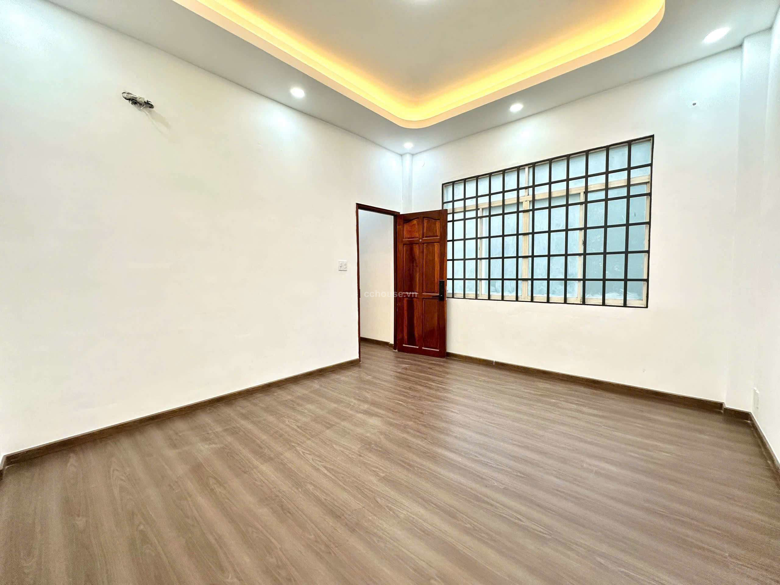 Ngay Trung tâm Q10 Ngang Khủng 12,1m .Hẻm xe hơi gần Mặt tiền .