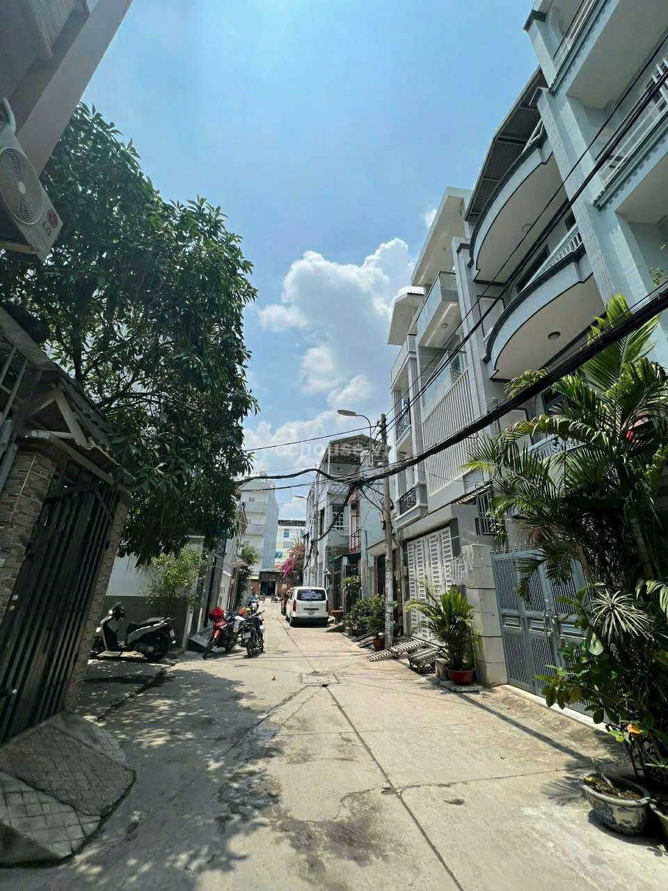 Hẻm xe hơi cách Mặt Tiền vài bước chân Lê Văn Sỹ .P.12 .Q3 .