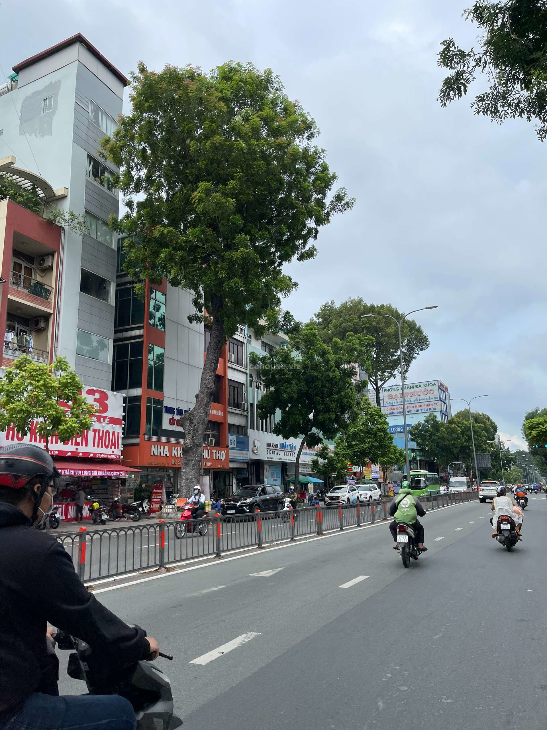 Bán nhà MT đường 3 Tháng 2, P.Diên Hồng. DT 4x20m, 2 tầng