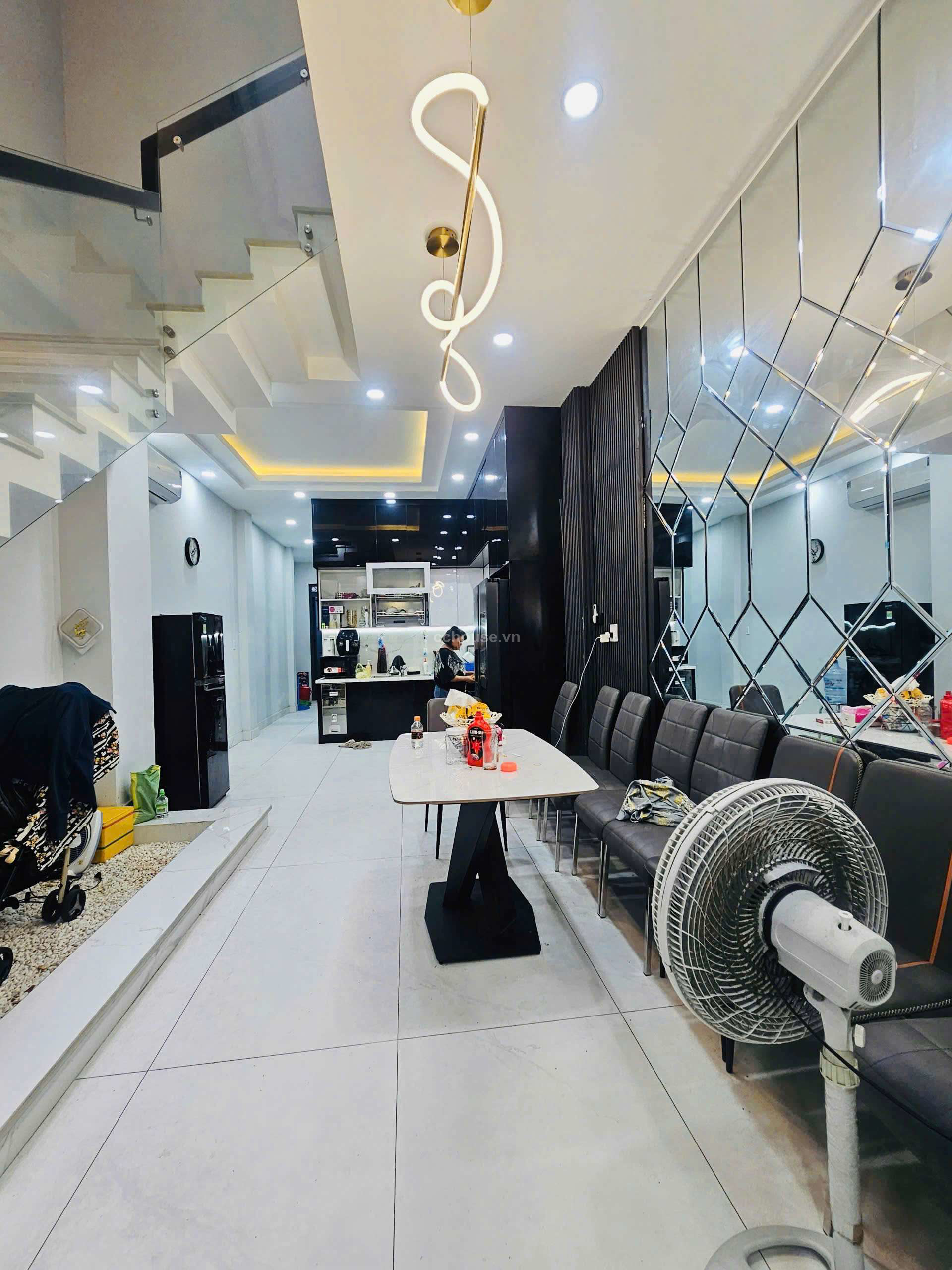 Nhà âu cơ hẻm đẹp . Nở hậu : 5.3m  .Q.Tân Bình 