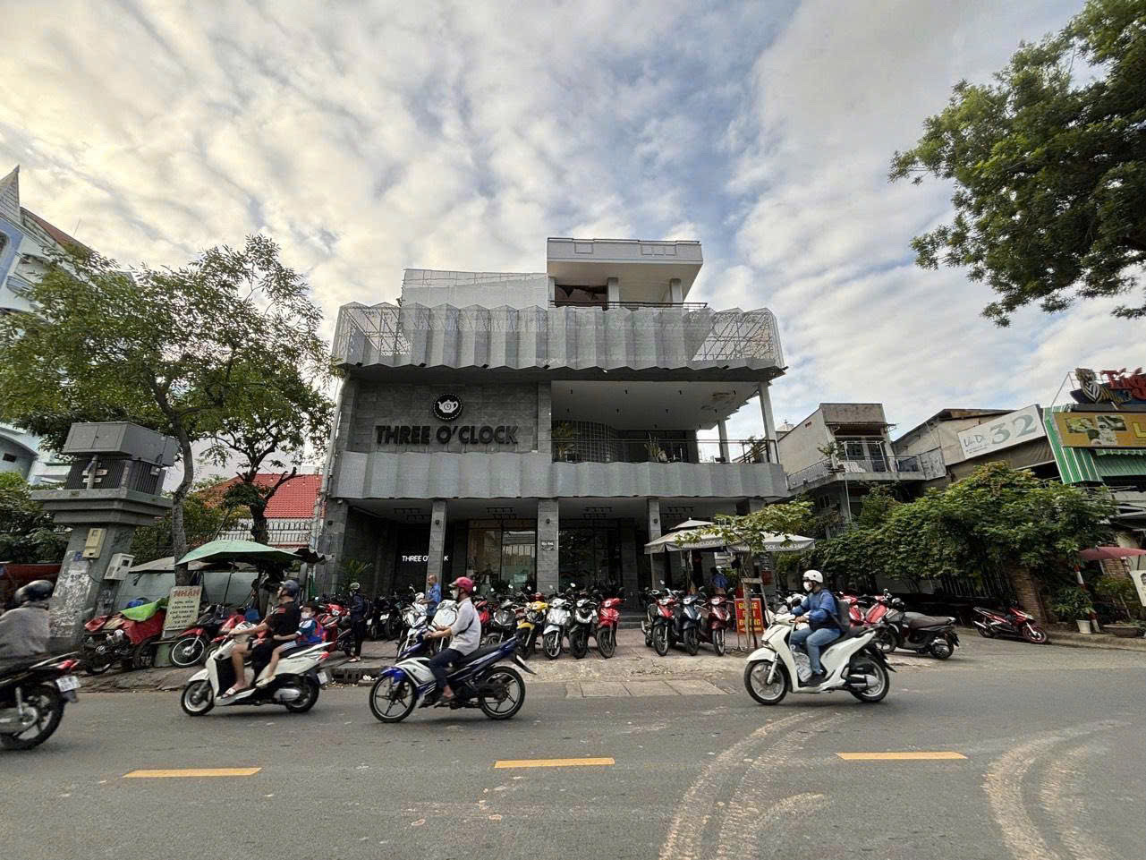 Góc 3 mặt tiền 36-36A Lữ Gia Quận 11 Diện tích 21.5x19.48 cho thuê 165 triệu/1 tháng 