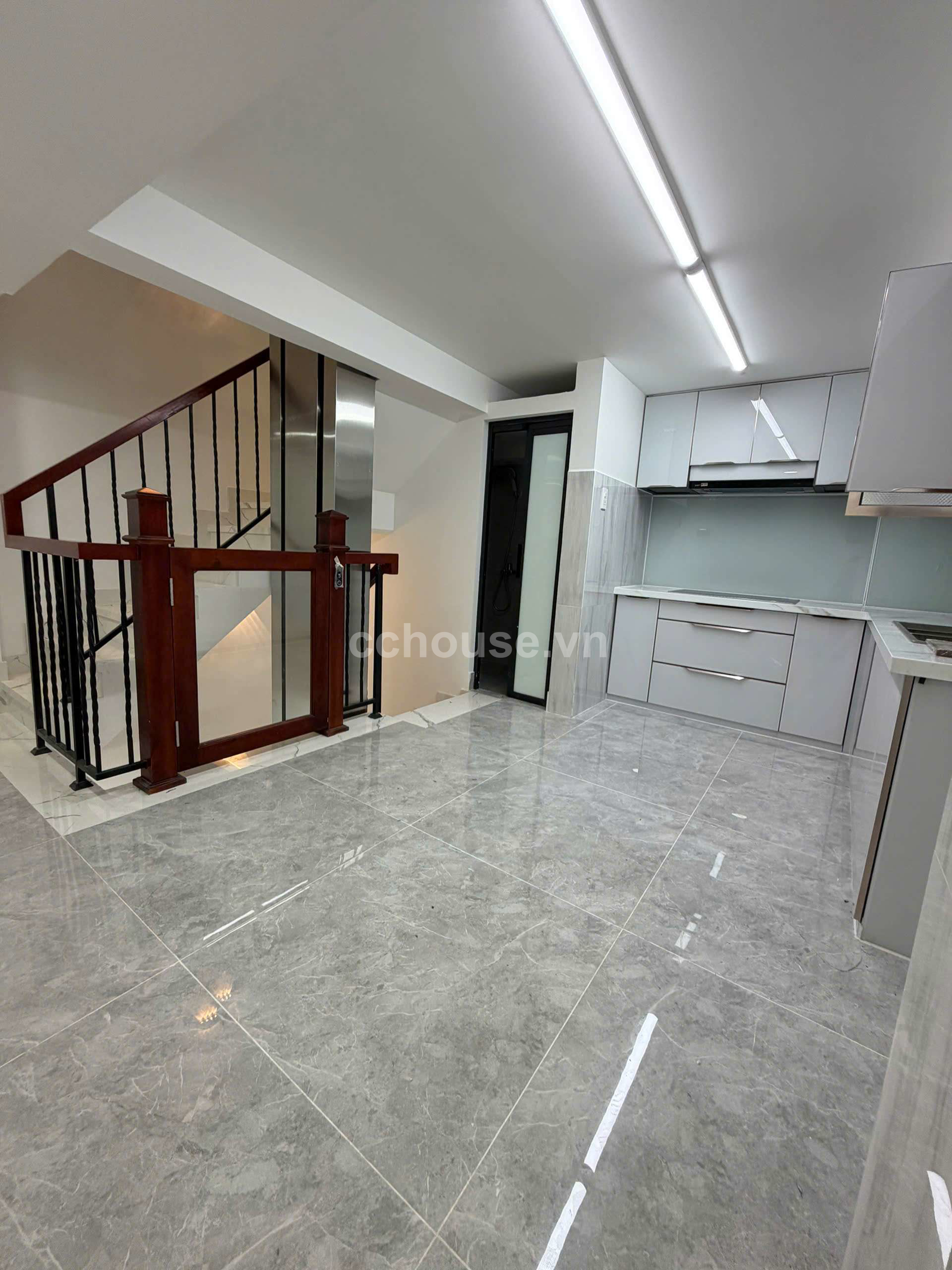 Nhà đẹp 6 tầng đường Cao Đạt, Q5. Có thang máy