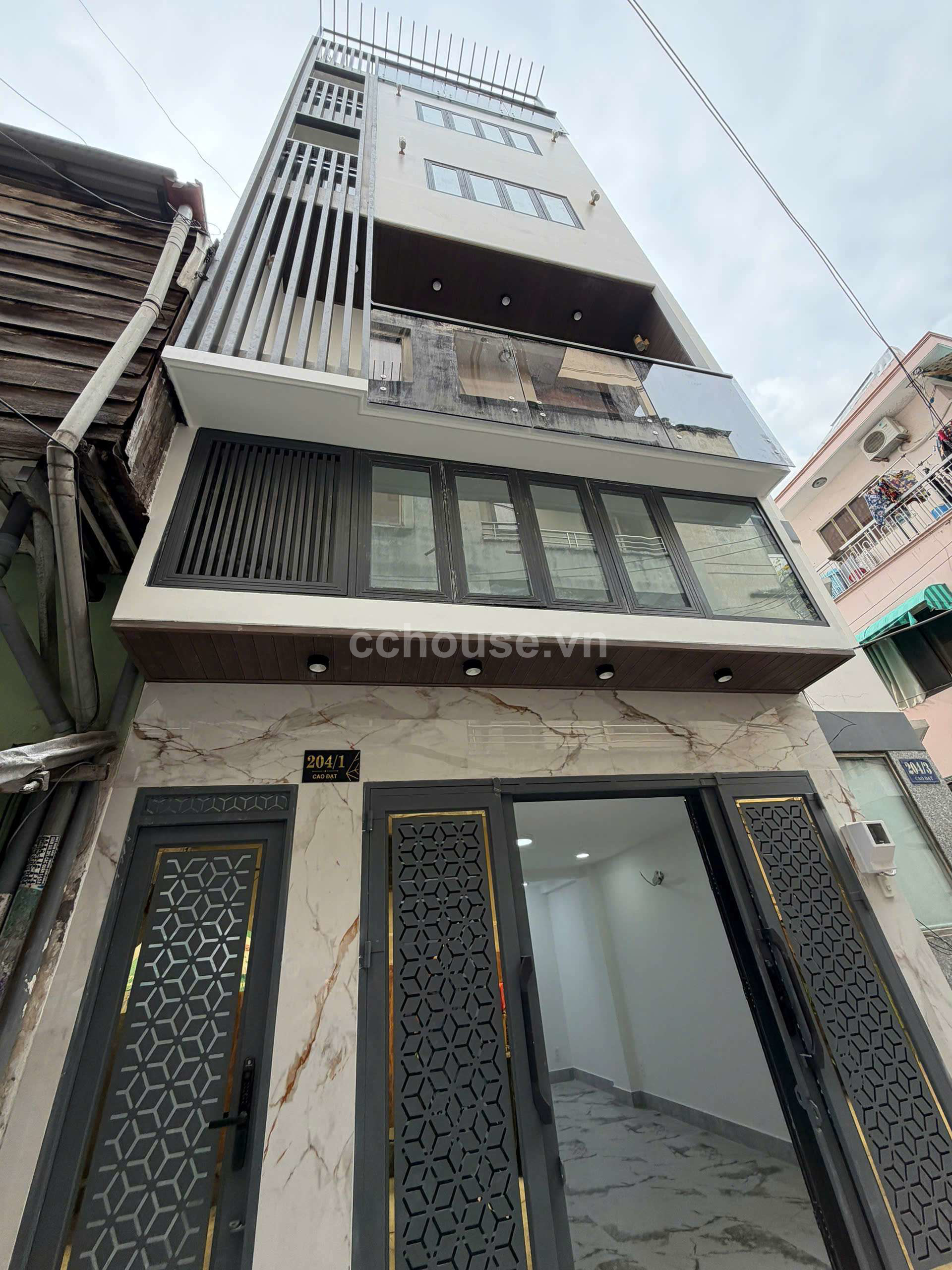 Nhà đẹp 6 tầng đường Cao Đạt, Q5. Có thang máy