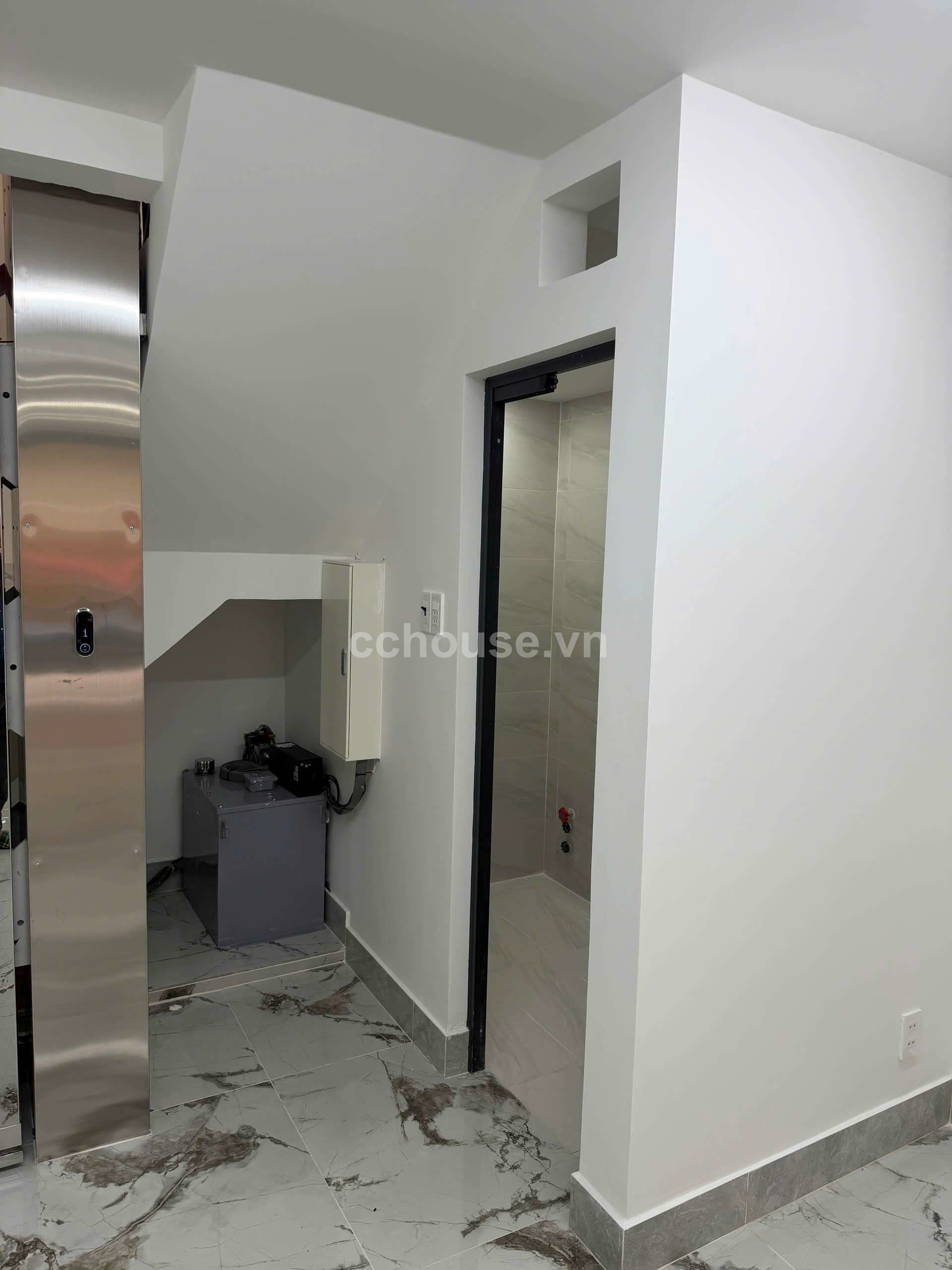 Nhà đẹp 6 tầng đường Cao Đạt, Q5. Có thang máy