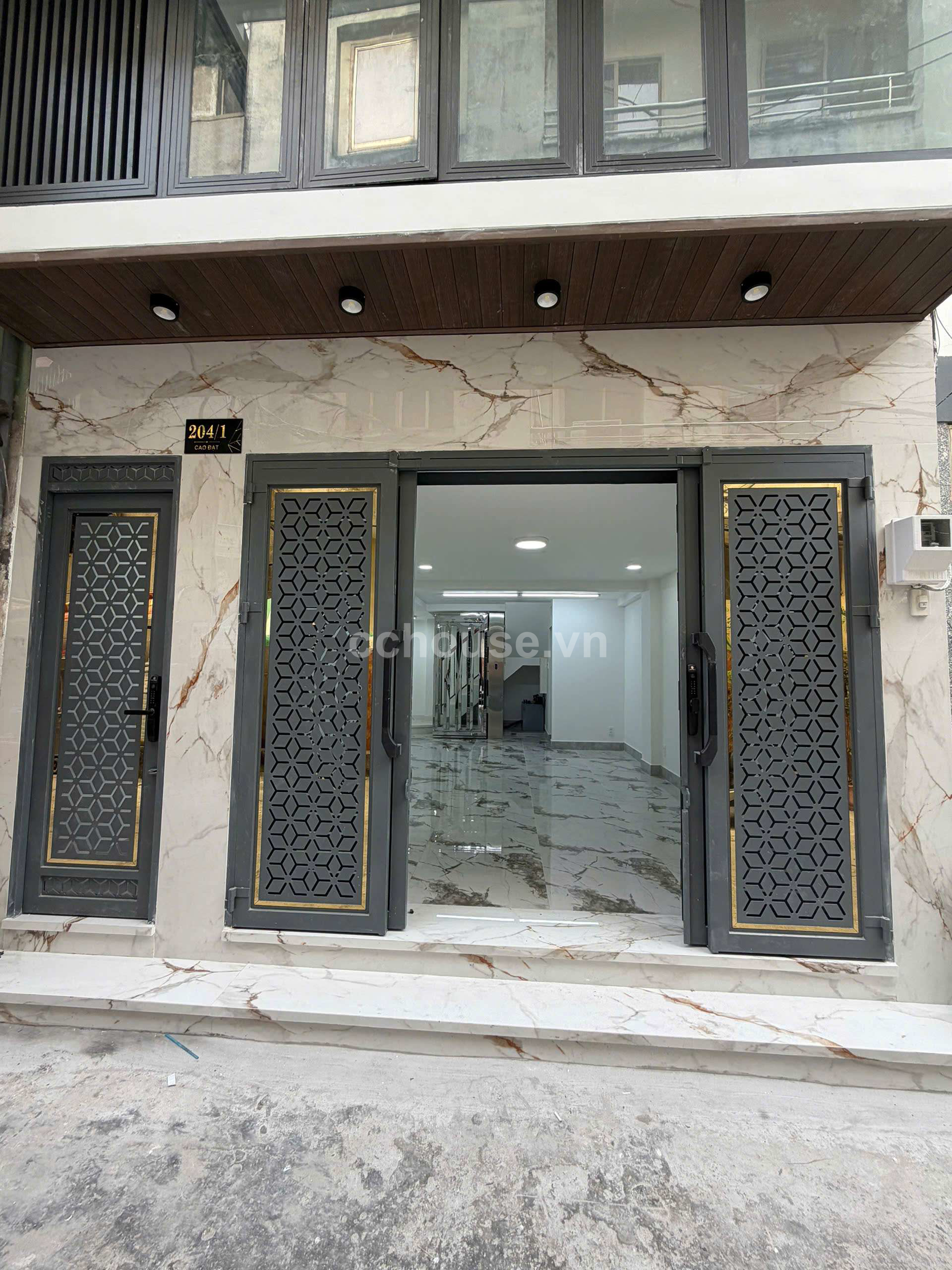 Nhà đẹp 6 tầng đường Cao Đạt, Q5. Có thang máy
