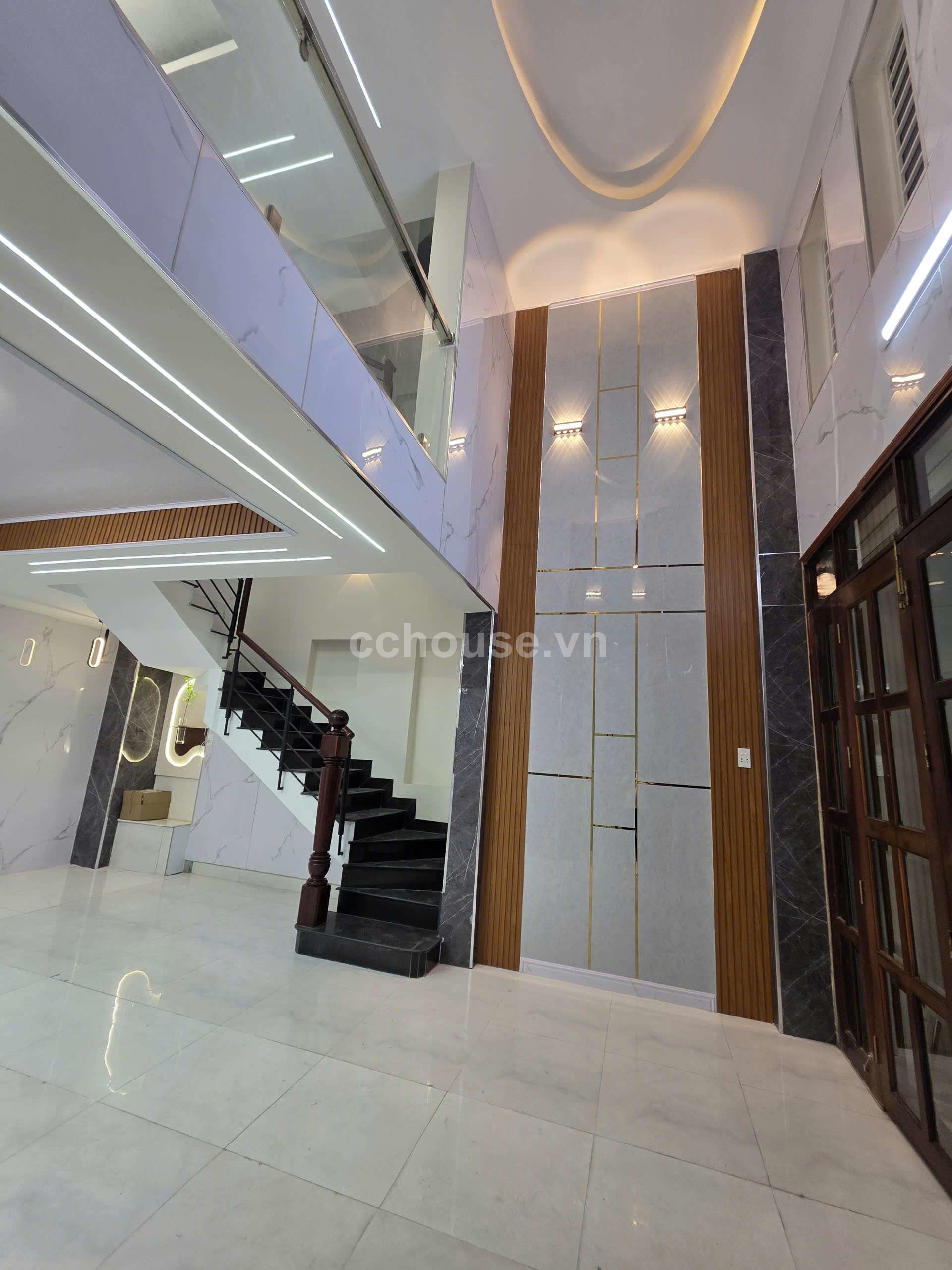 Siêu Phẩm Đường 8m Cách MT Lạc Long Quân vài bước chân .Ngang 5.5m