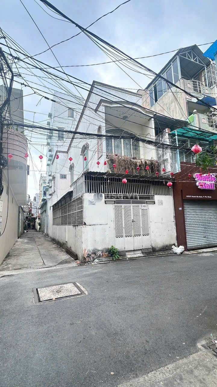 Bán nhà HXH 6m gốc 2 MT Huỳnh Văn Bánh. Dt : 4,5m * 15m . Giá bán 13,5 tỷ