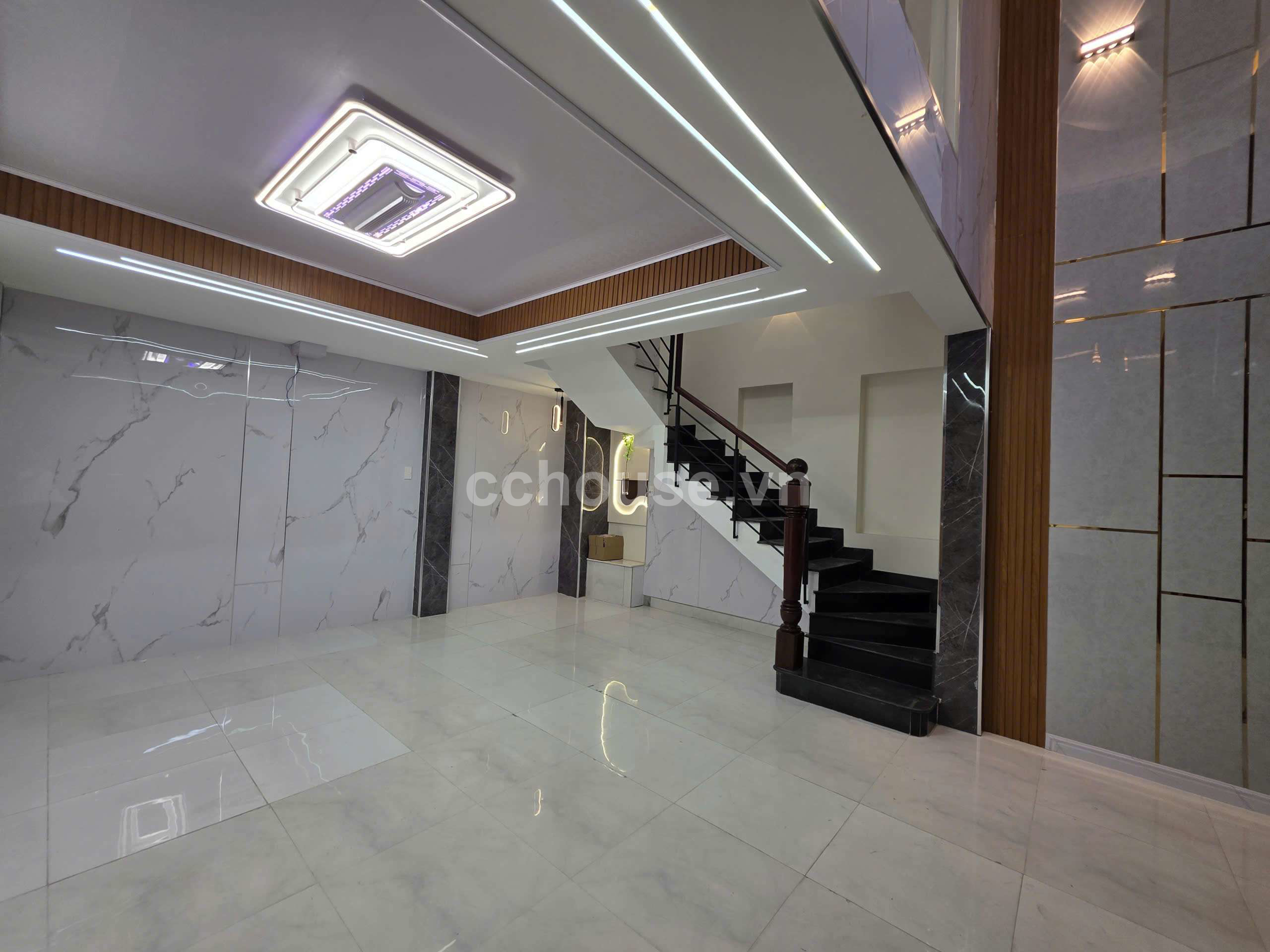 Siêu Phẩm Đường 8m Cách MT Lạc Long Quân vài bước chân .Ngang 5.5m