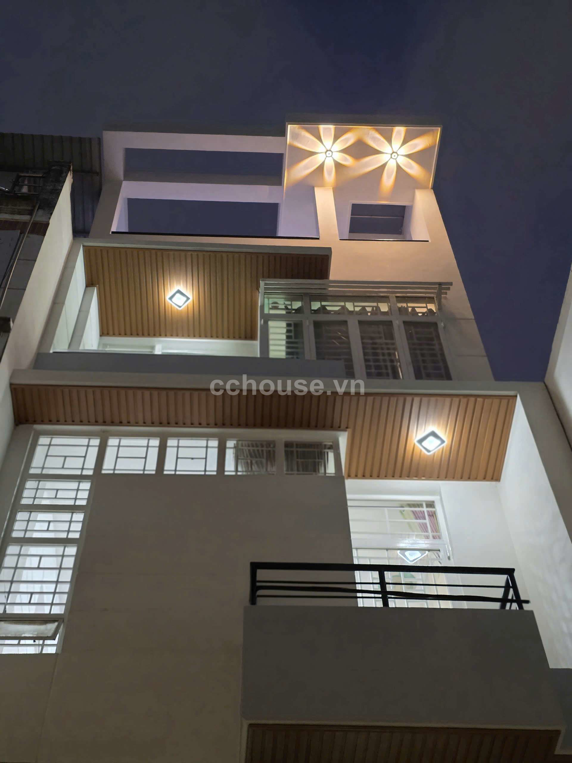 Siêu Phẩm Đường 8m Cách MT Lạc Long Quân vài bước chân .Ngang 5.5m