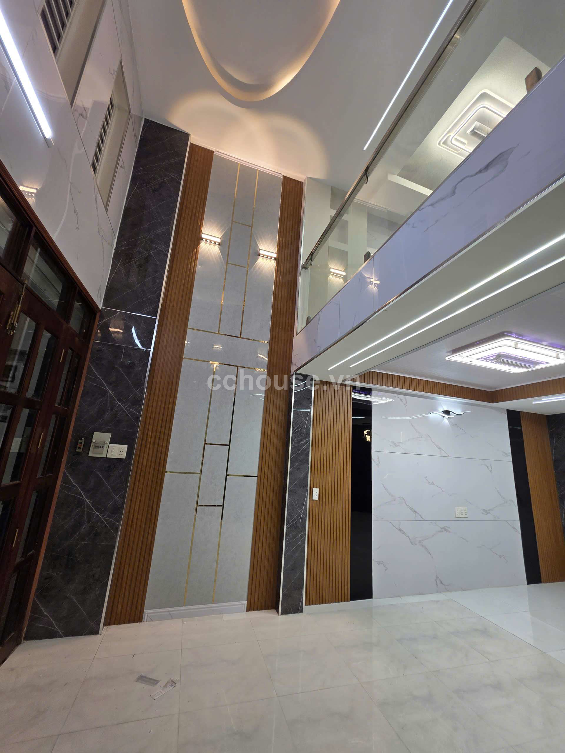 Siêu Phẩm Đường 8m Cách MT Lạc Long Quân vài bước chân .Ngang 5.5m