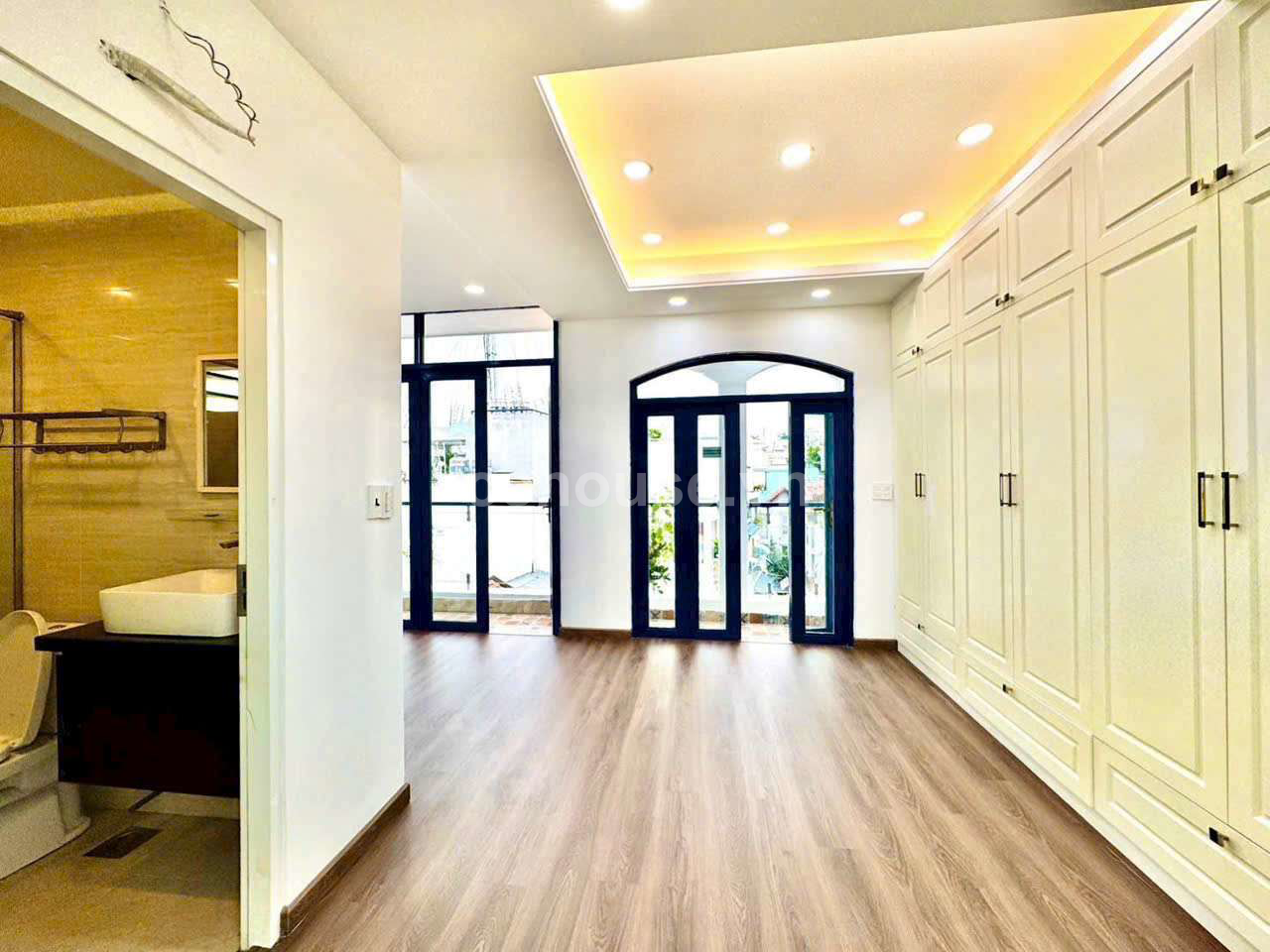 Mặt tiền 5 tầng Ngay Nguyễn Văn trỗi, Hồ biểu Chánh . Q. Phú nhuận