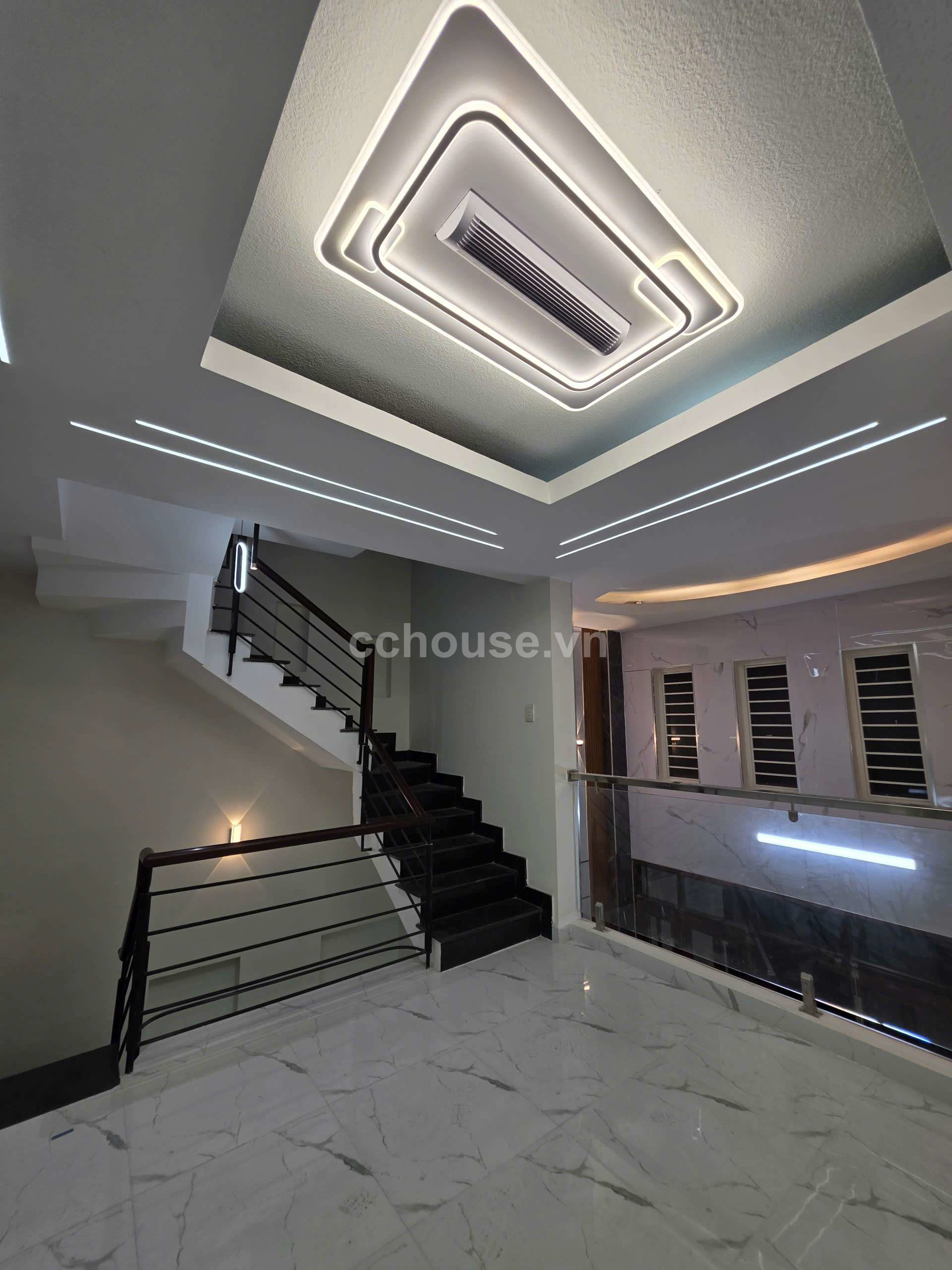 Siêu Phẩm Đường 8m Cách MT Lạc Long Quân vài bước chân .Ngang 5.5m