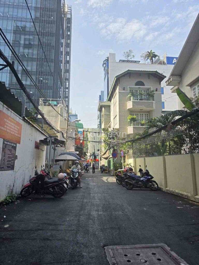 Bán nhà Nguyễn Thị Minh Khai, P.Bàn Cờ. DT 13x18m, 2 tầng