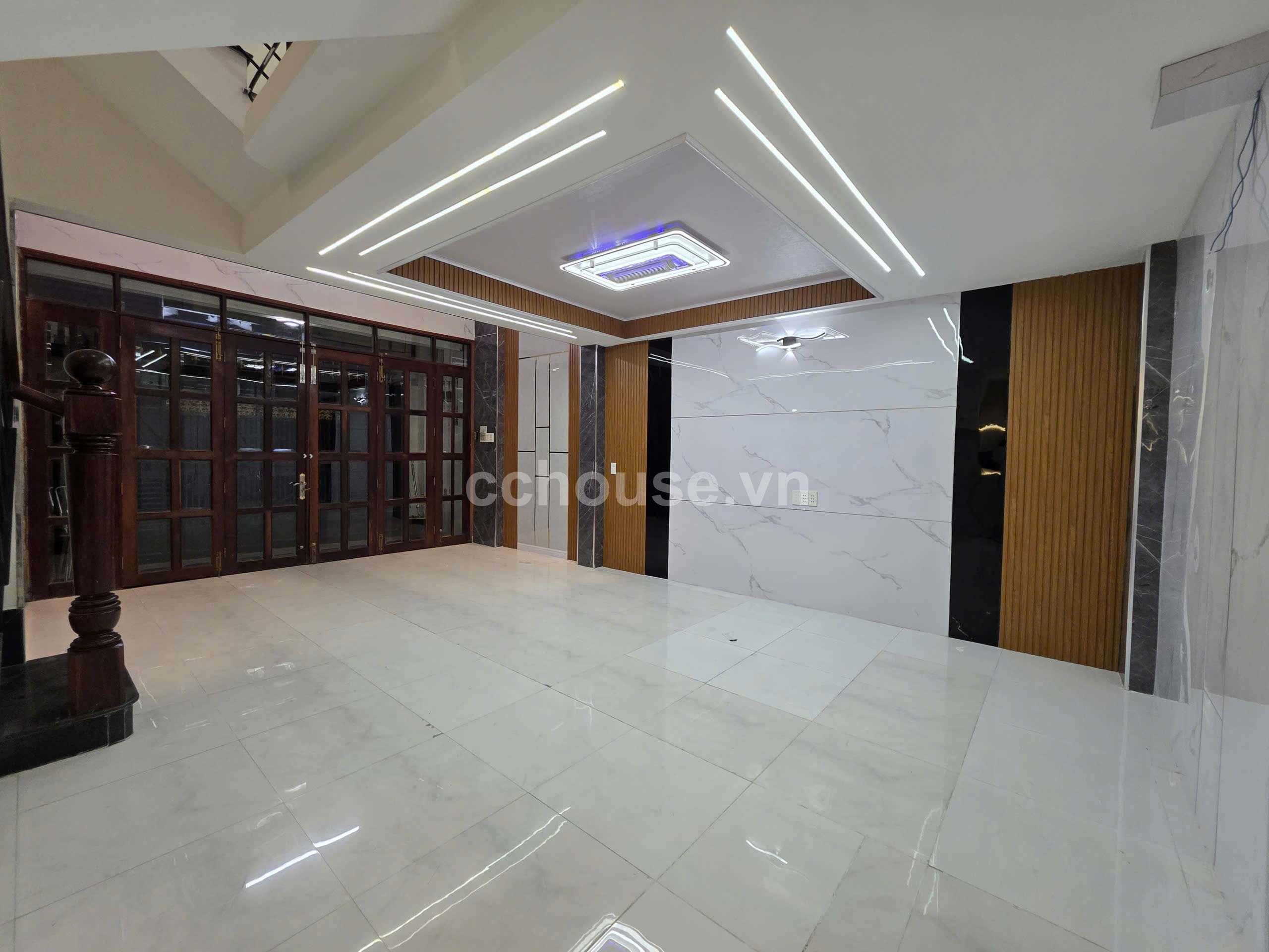 Siêu Phẩm Đường 8m Cách MT Lạc Long Quân vài bước chân .Ngang 5.5m