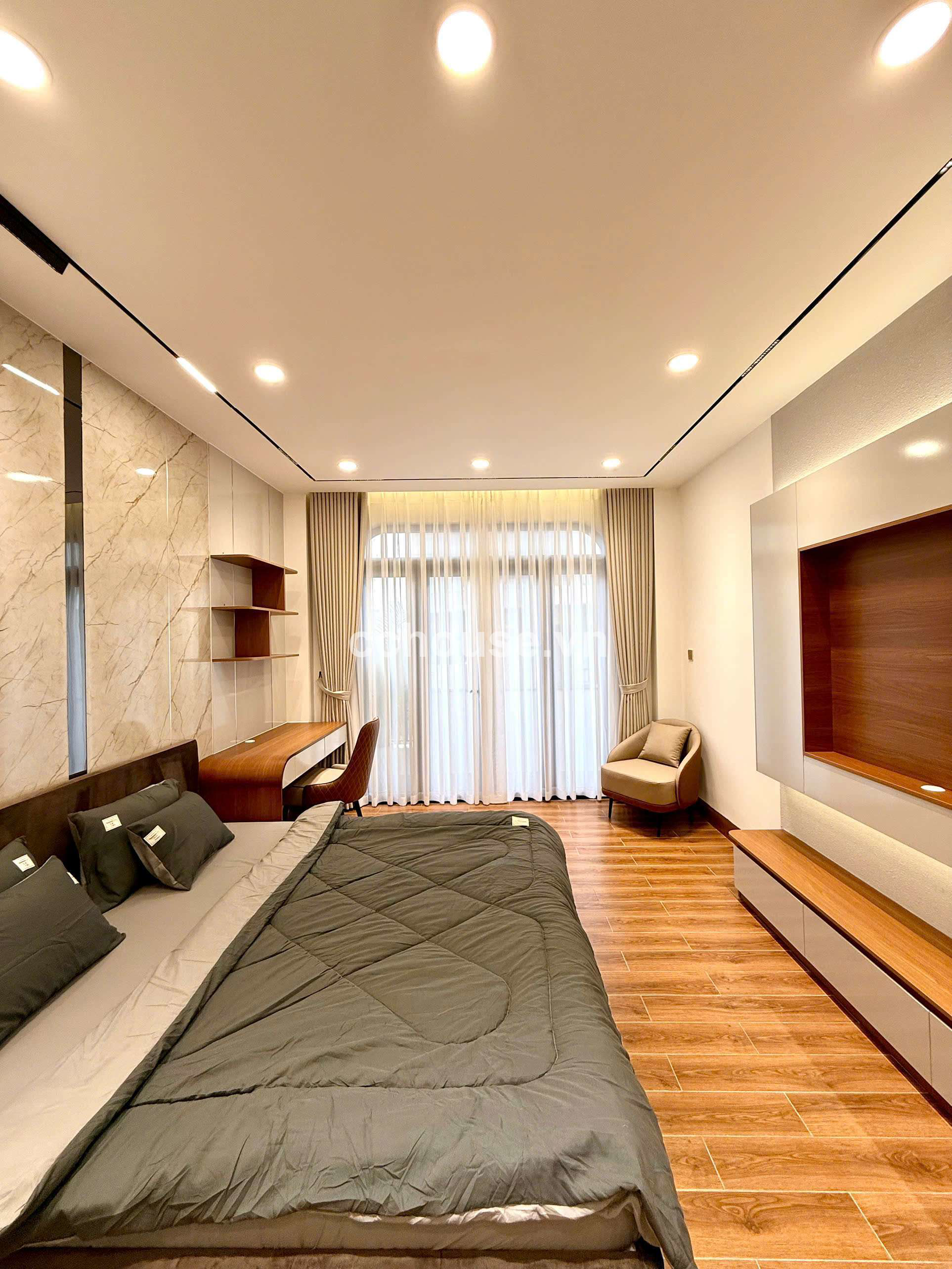 Sieu-Pham-Nha-Pho-Hien-Dai-Ngay-Cach-mang-Thang-8--Thang-May-450kg6-TangNha-Xay-Moi-Full-Noi-That-id9851