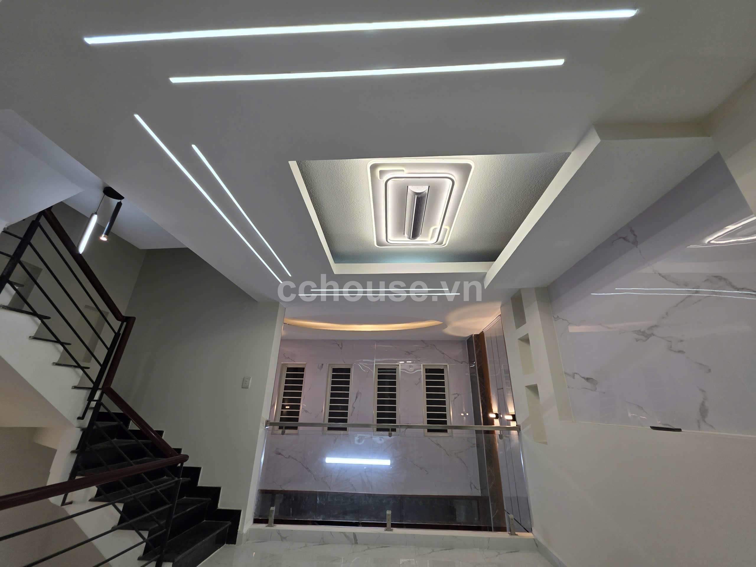 Siêu Phẩm Đường 8m Cách MT Lạc Long Quân vài bước chân .Ngang 5.5m