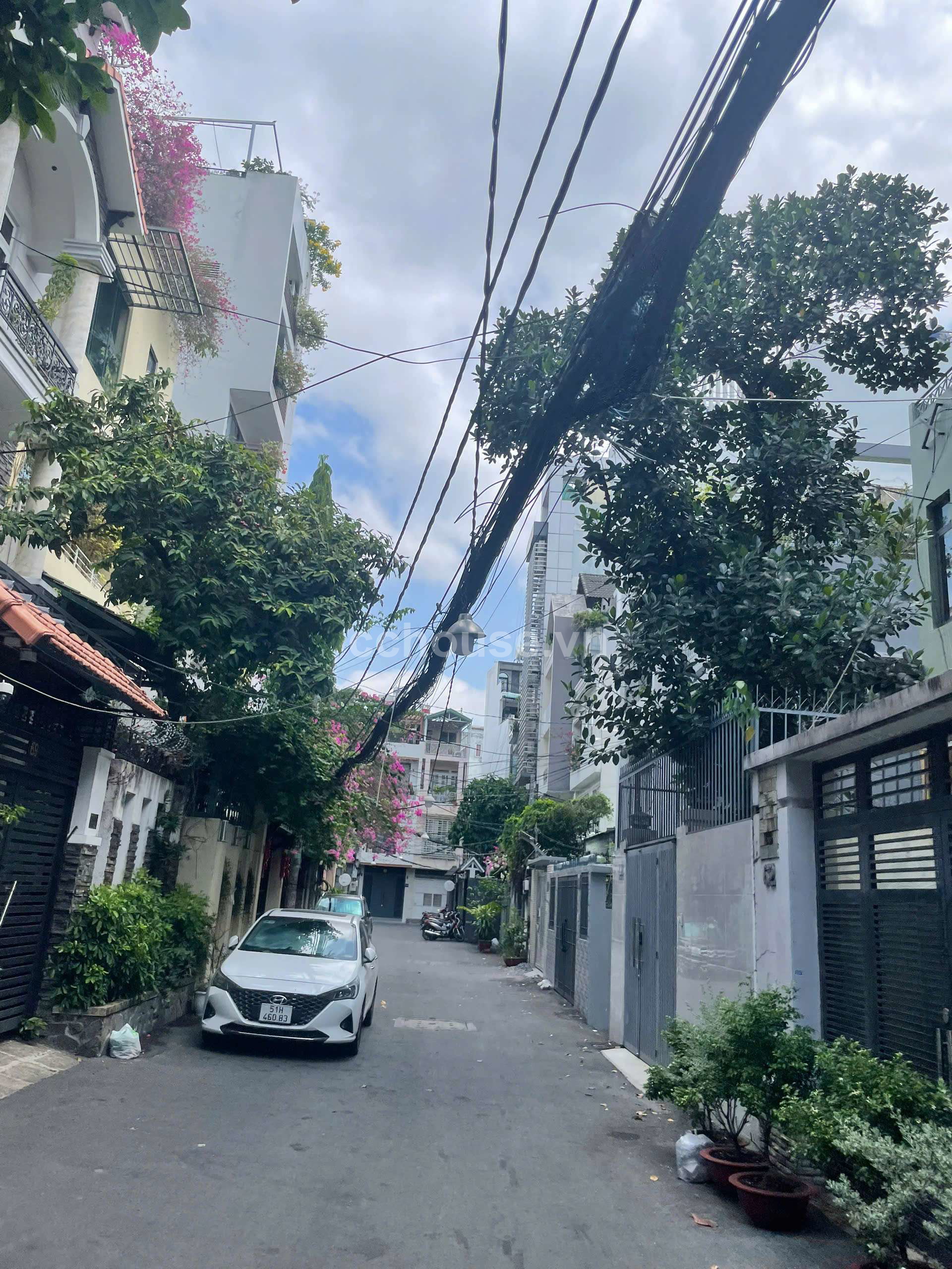 NHÀ GÓC 3 MẶT TIỀN HẺM  XE HƠI LÊ VĂN SỸ . 