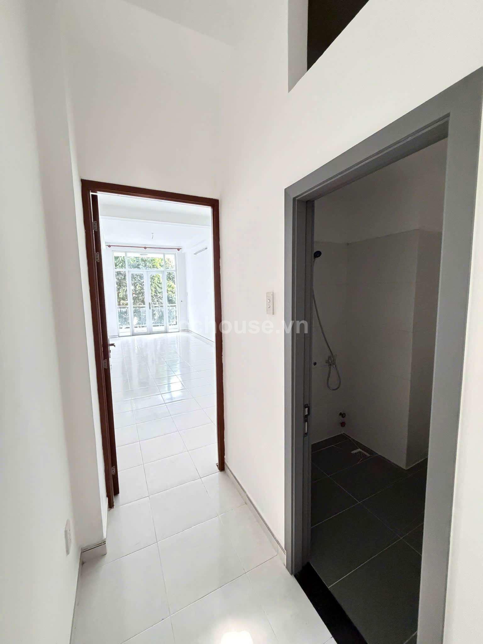 Bán Nhà MT Đường Lê Thị Riêng Bến Thành Quận 1  DT 3m x 13.4m_3 lầu 