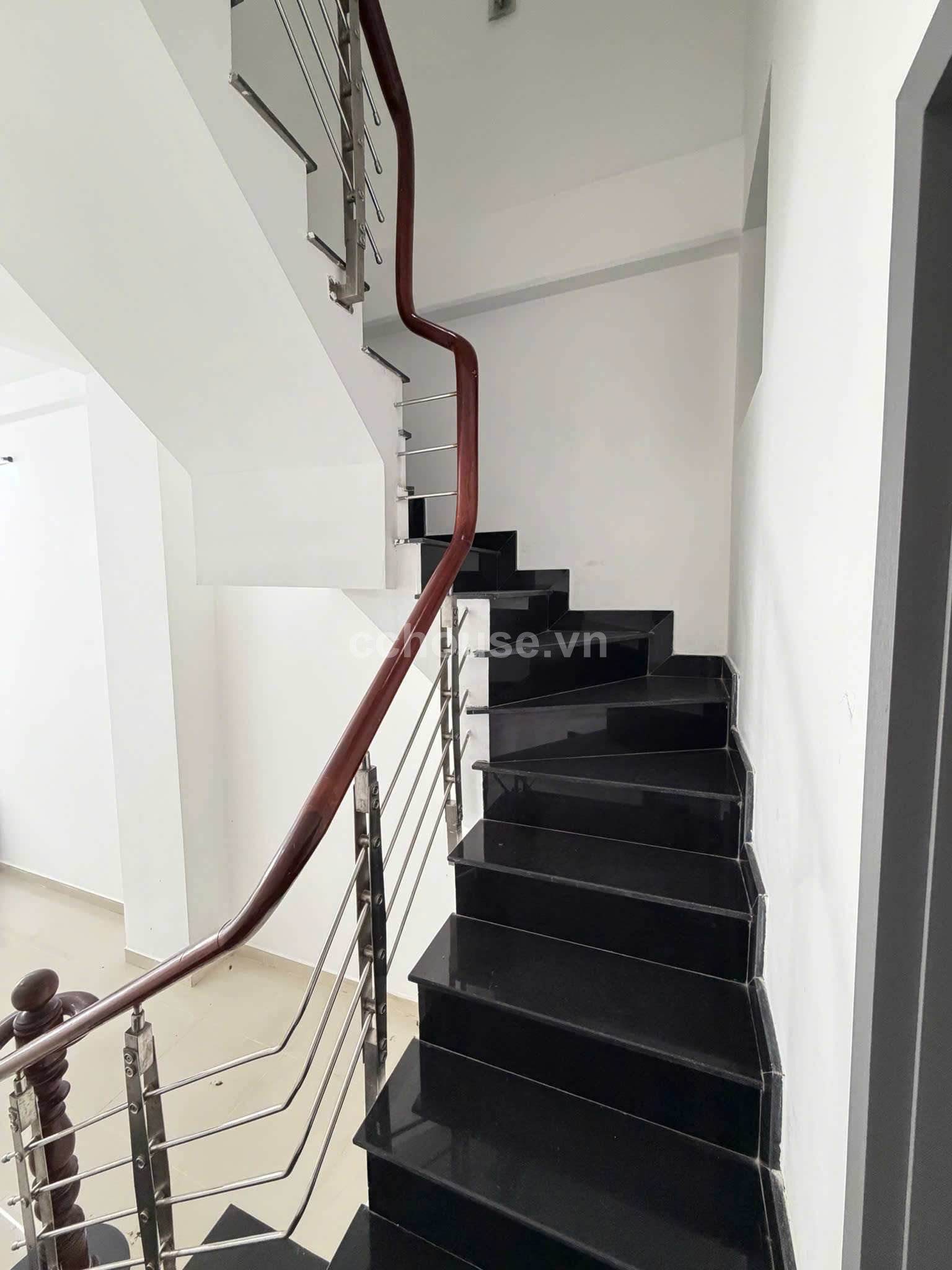 Bán Nhà MT Đường Lê Thị Riêng Bến Thành Quận 1  DT 3m x 13.4m_3 lầu 